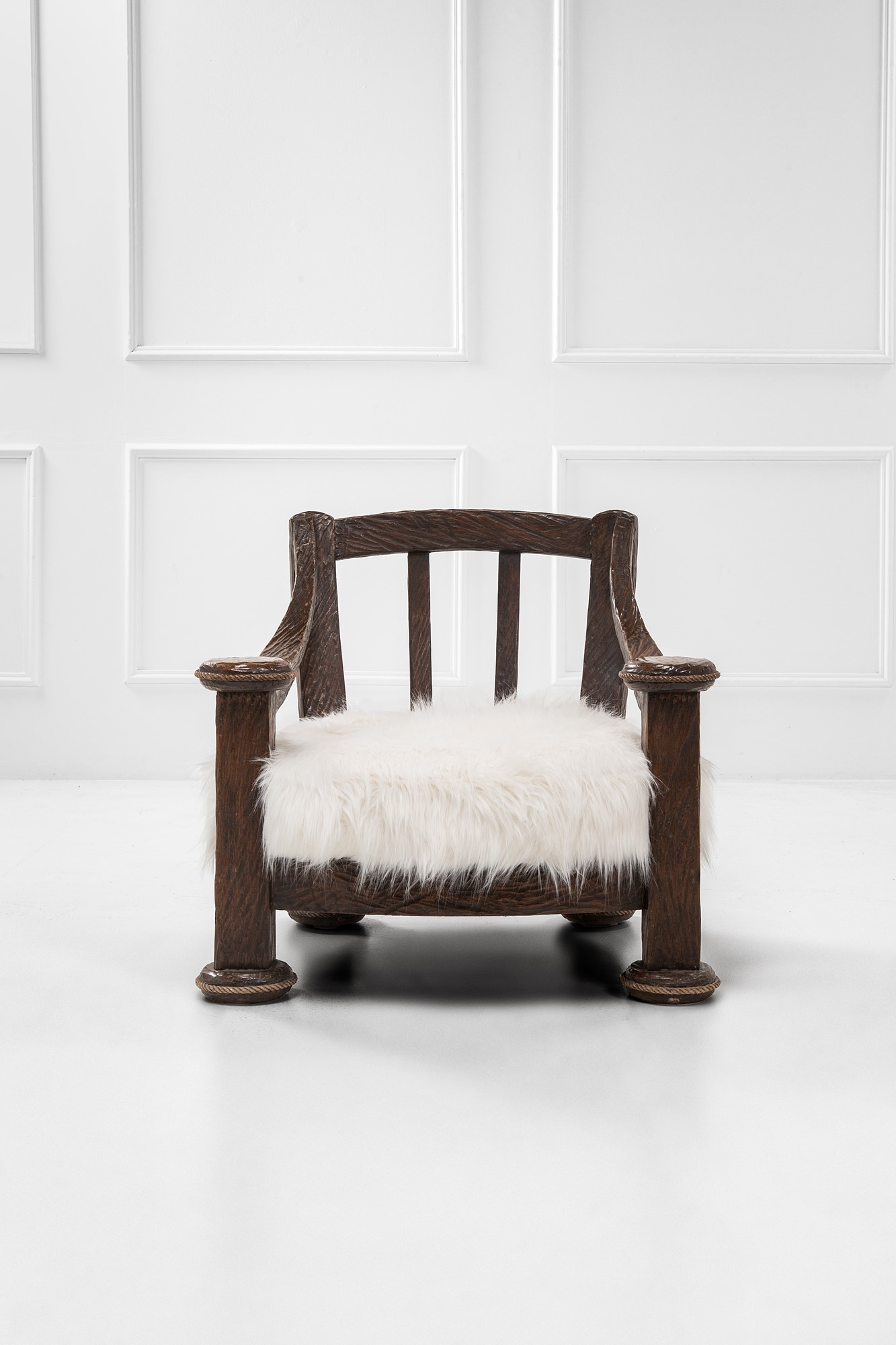 Due grandi poltrone e un divano nello stile Brutalista