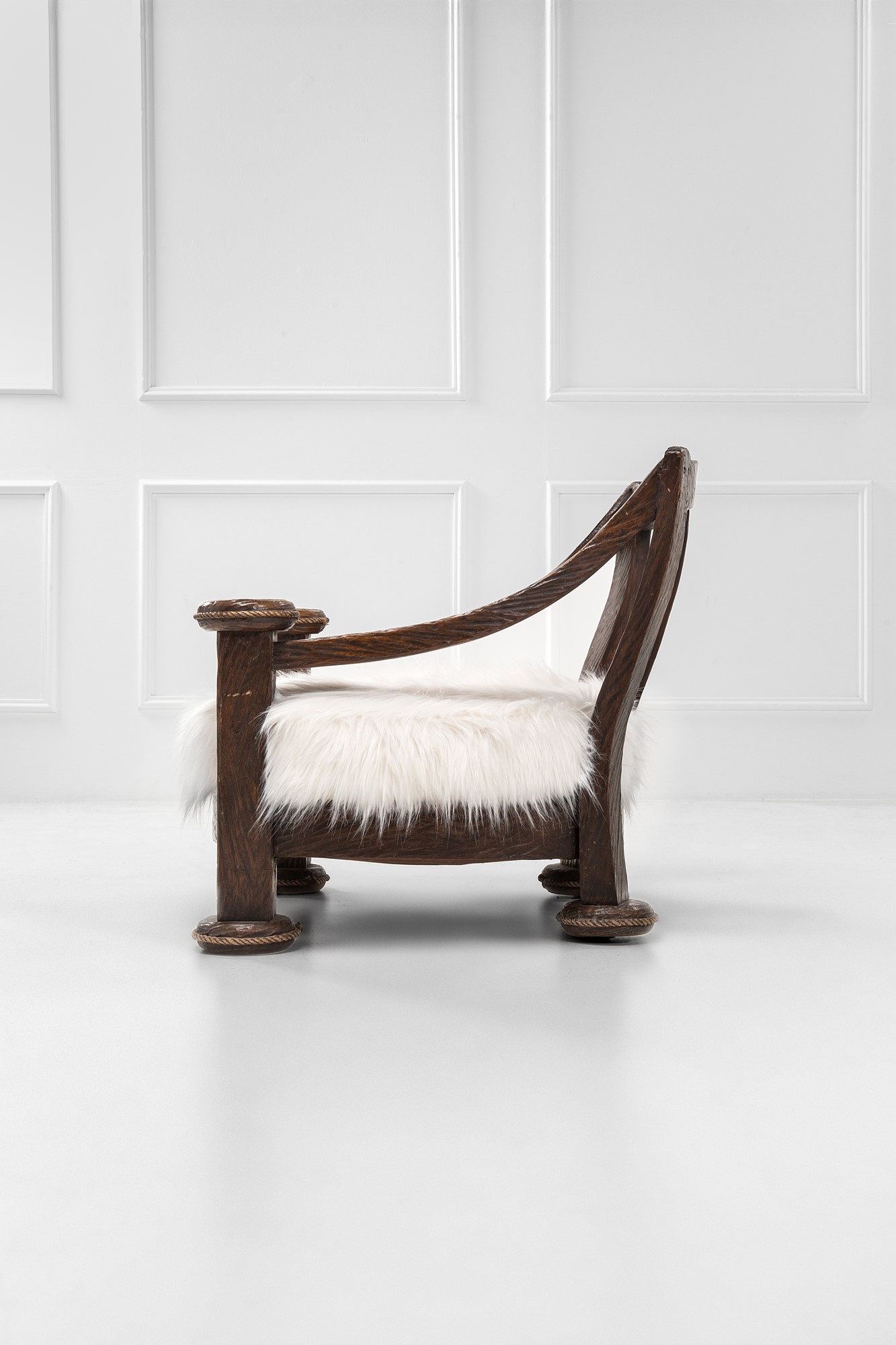 Due grandi poltrone e un divano nello stile Brutalista