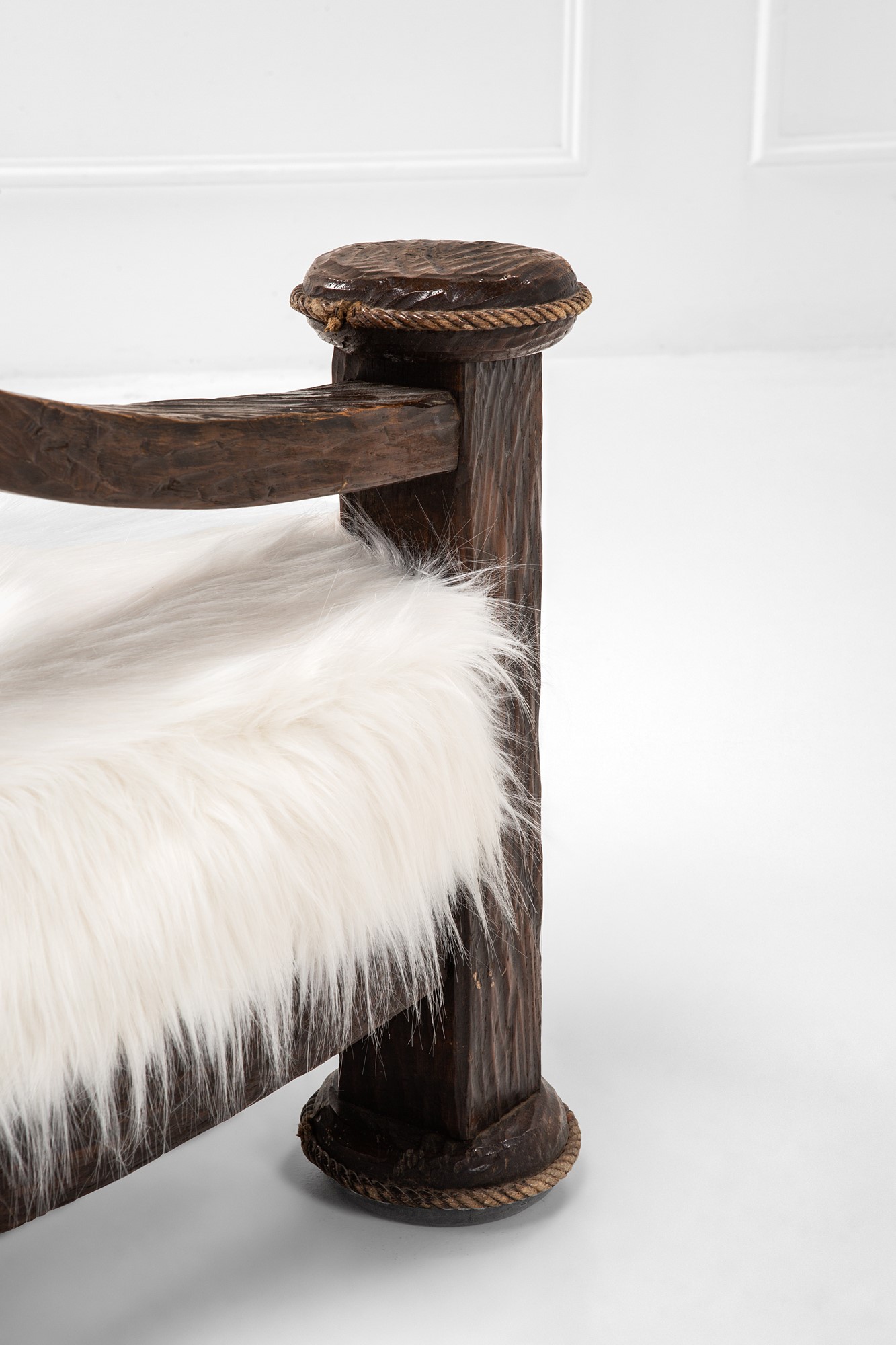 Due grandi poltrone e un divano nello stile Brutalista