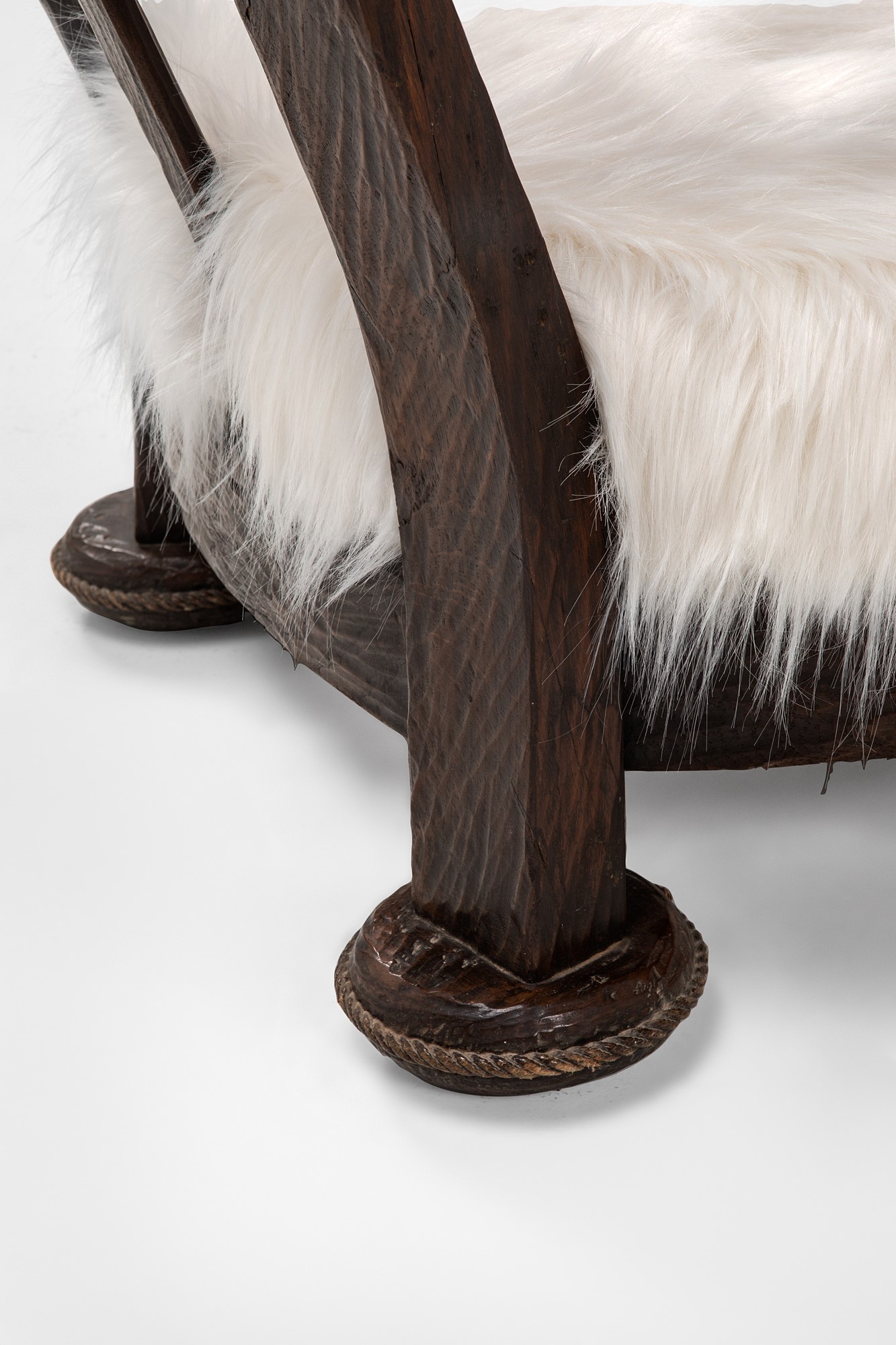 Due grandi poltrone e un divano nello stile Brutalista