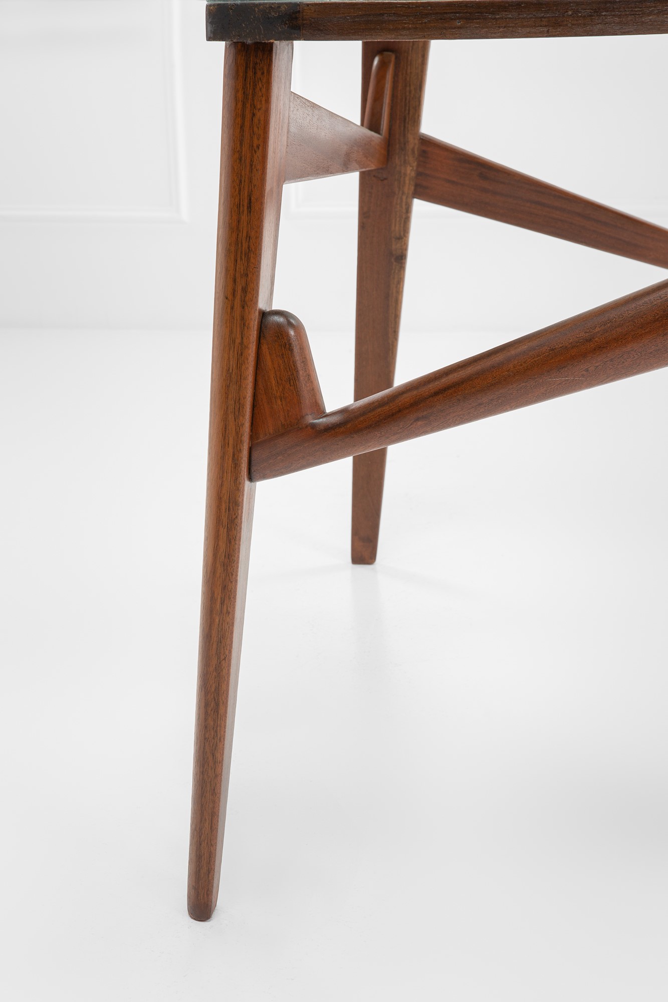 Tavolo dalle forme organiche