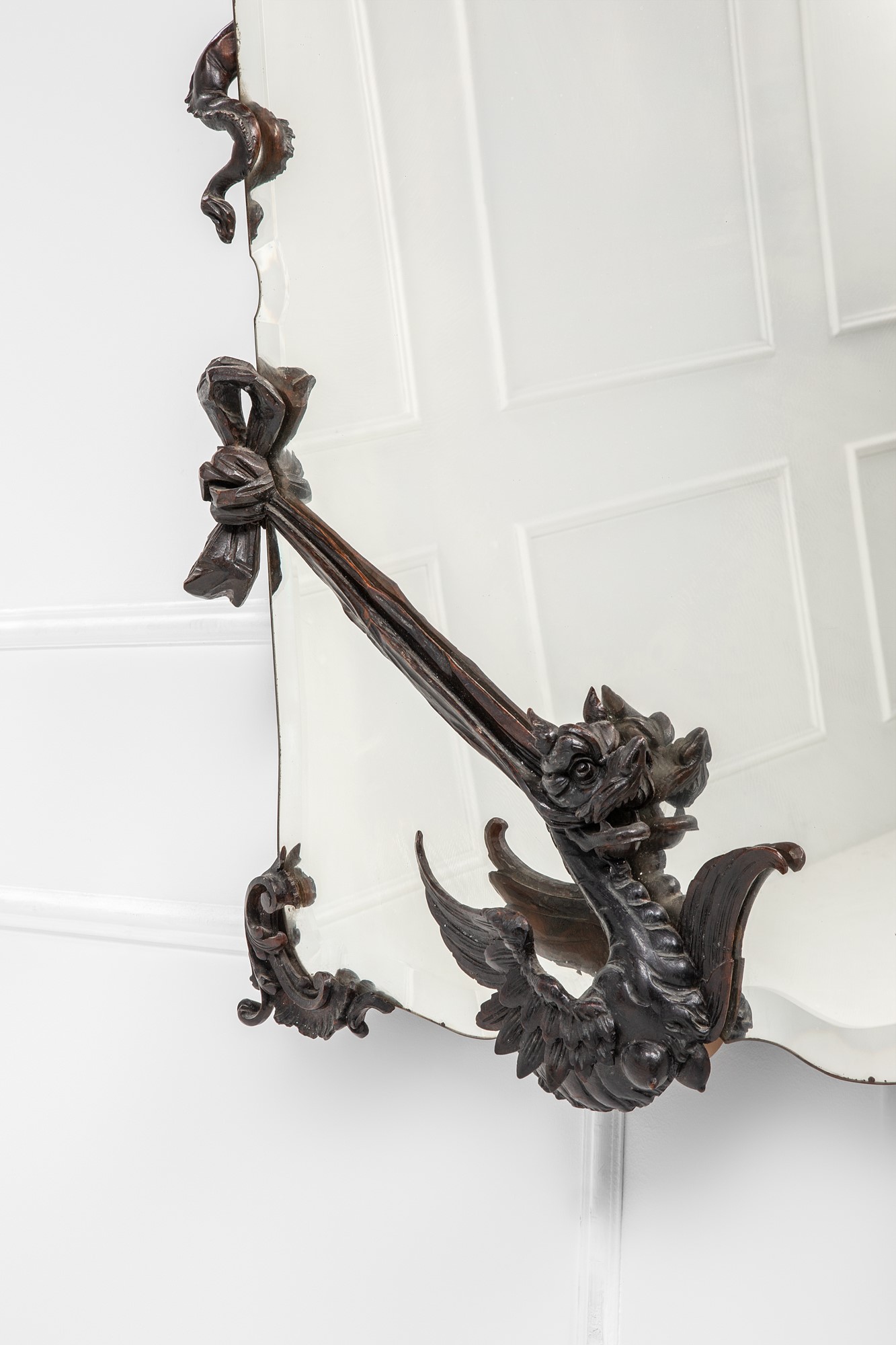 Specchio con scultura di drago