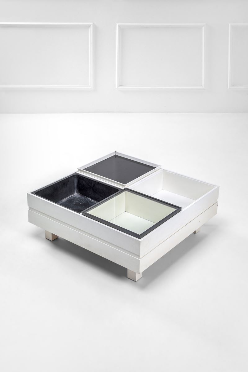 Tavolo basso a quattro scomparti