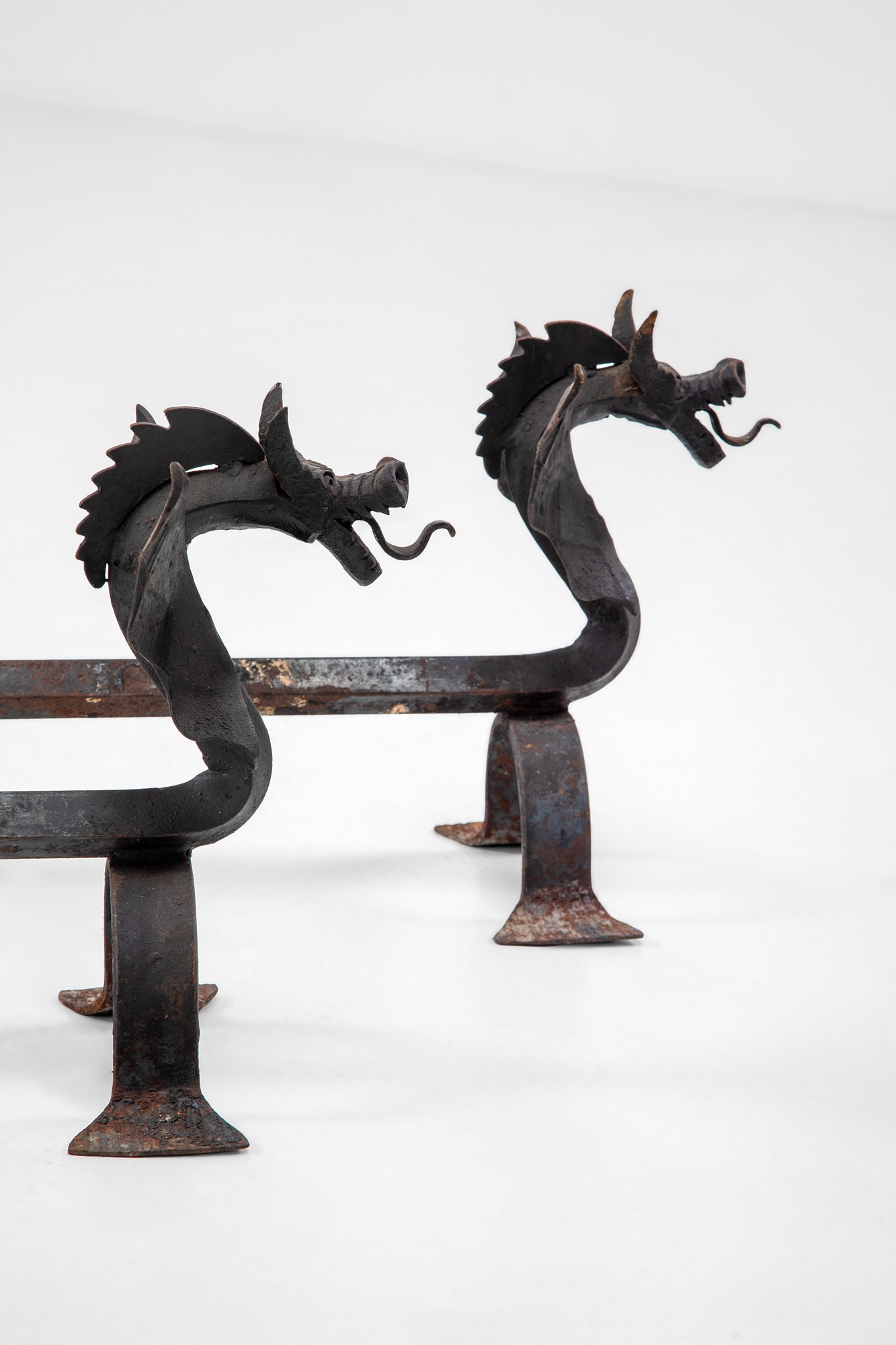 Coppia di alari a guisa di drago