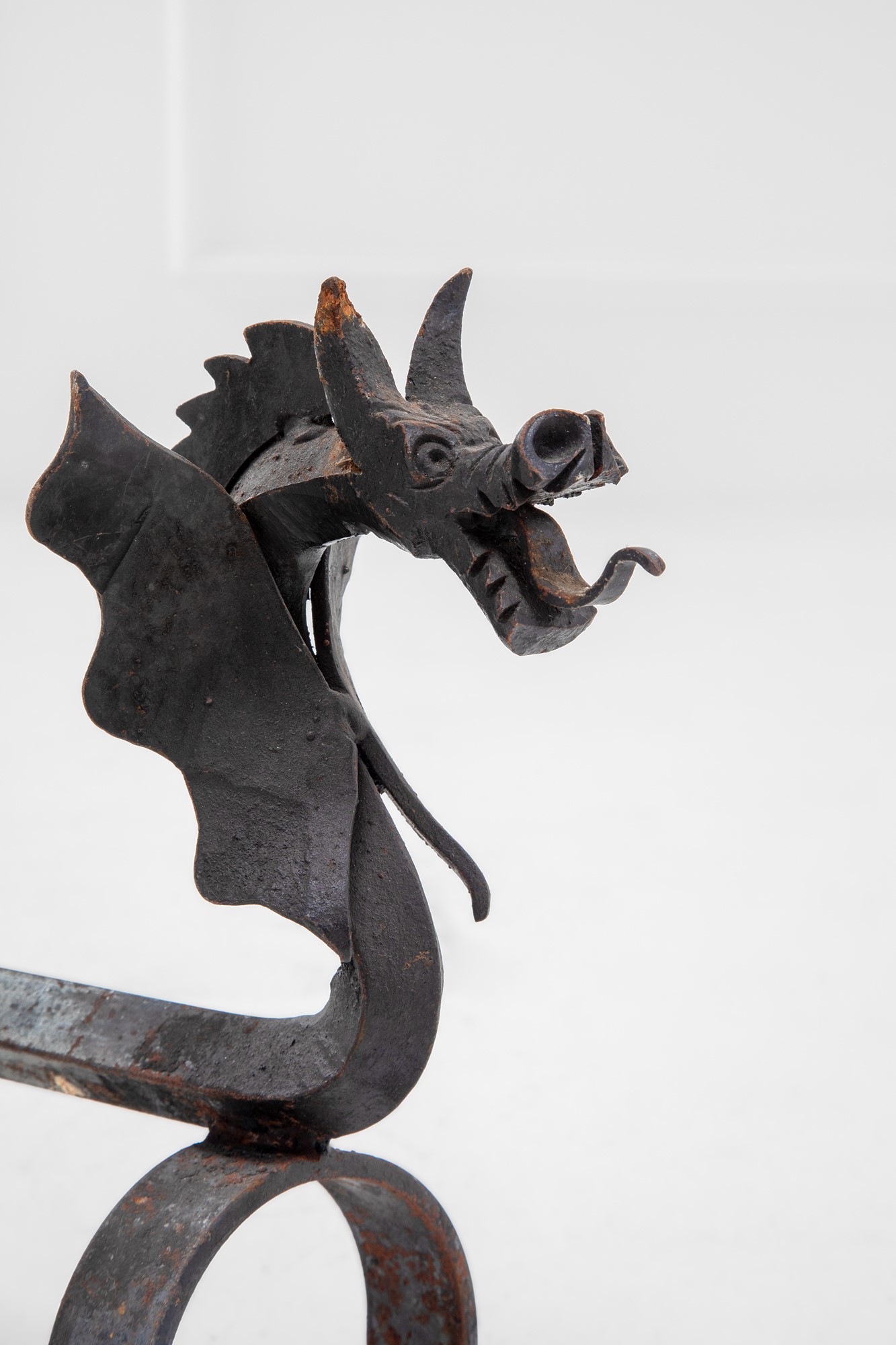 Coppia di alari a guisa di drago