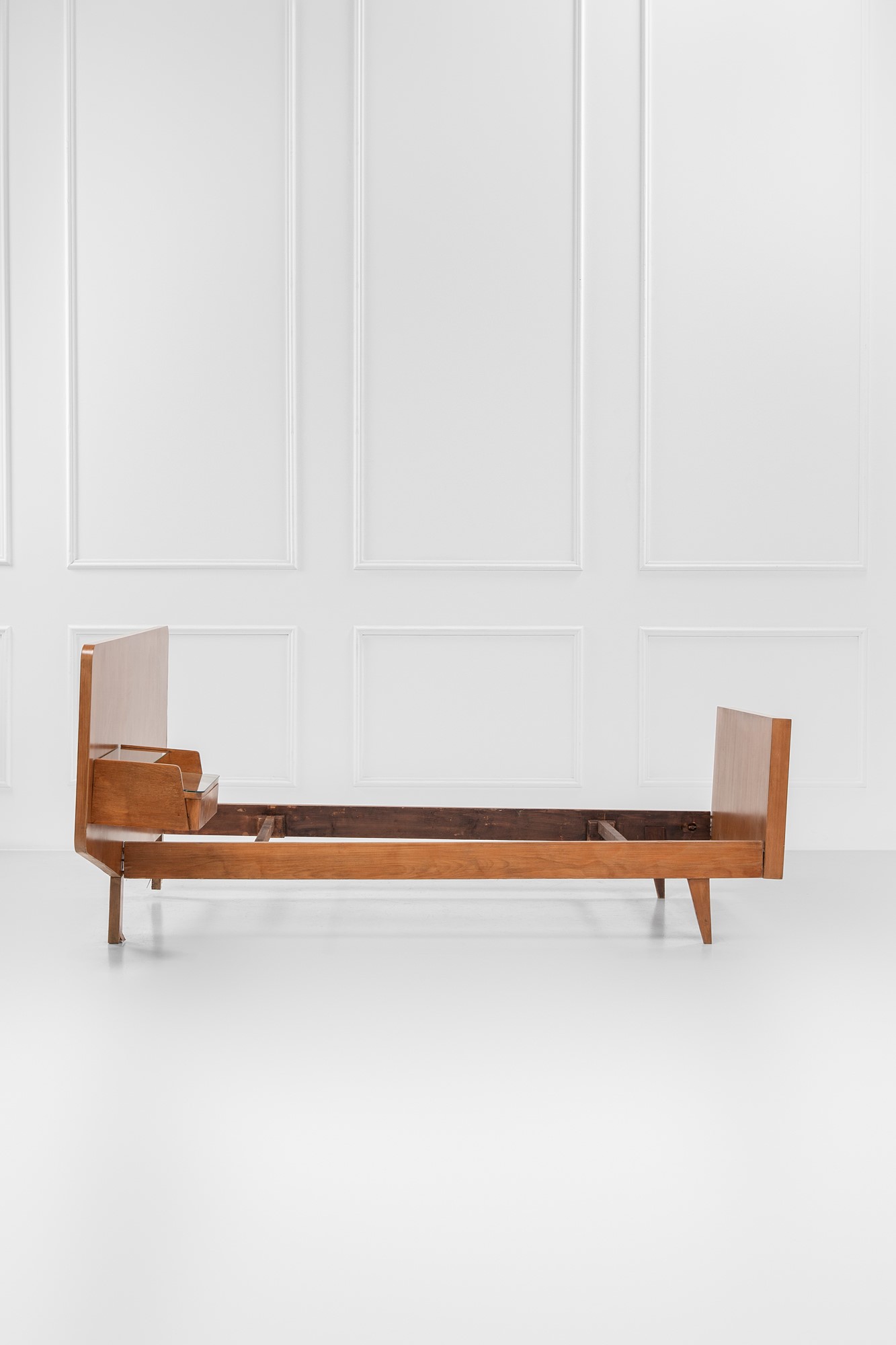 Letto con comodino pensile