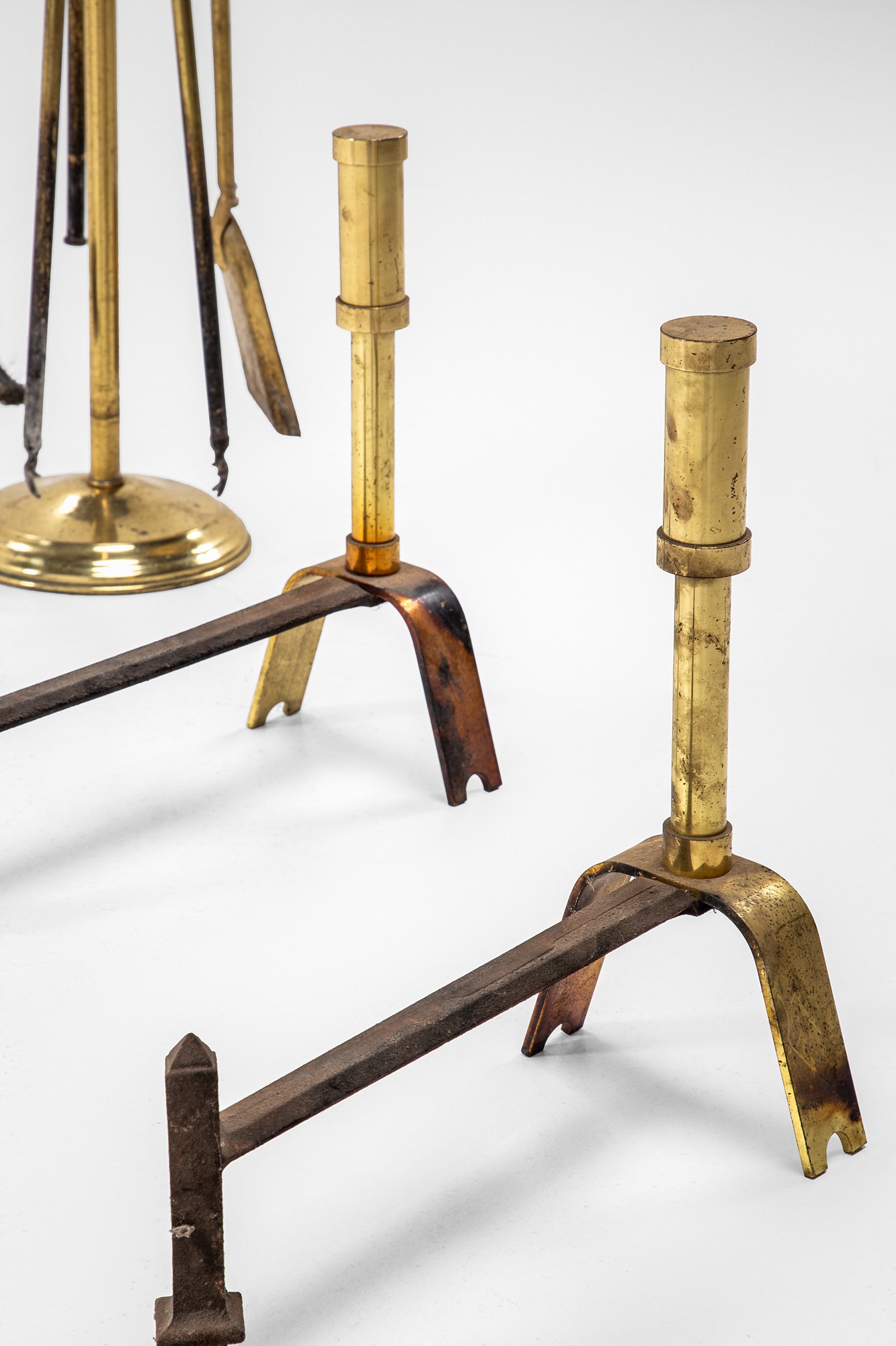 Set da camino composto da due alari e attrezzi