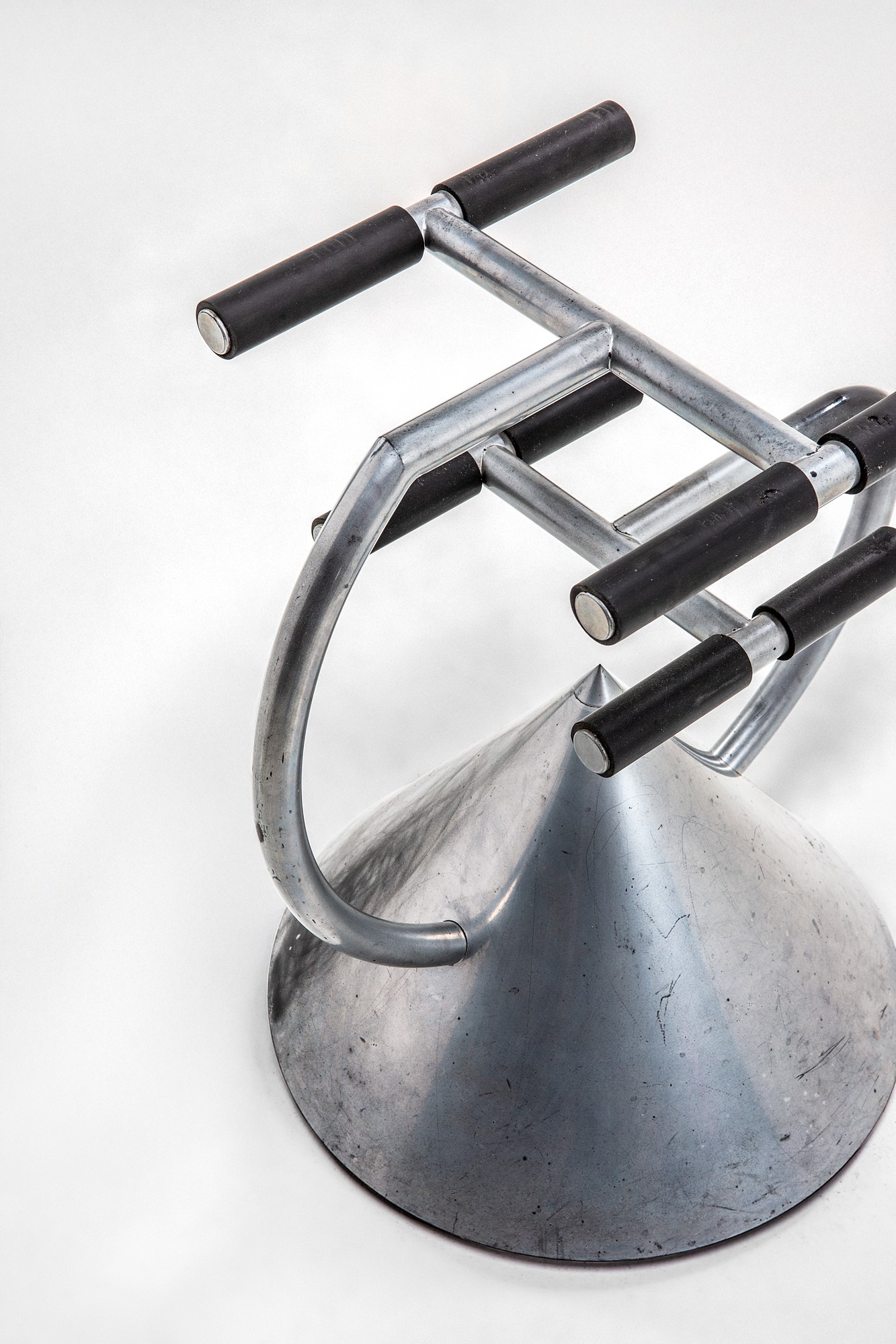 Ron Arad - Elemento di Arredo Portatelevisore Hotel Zeus