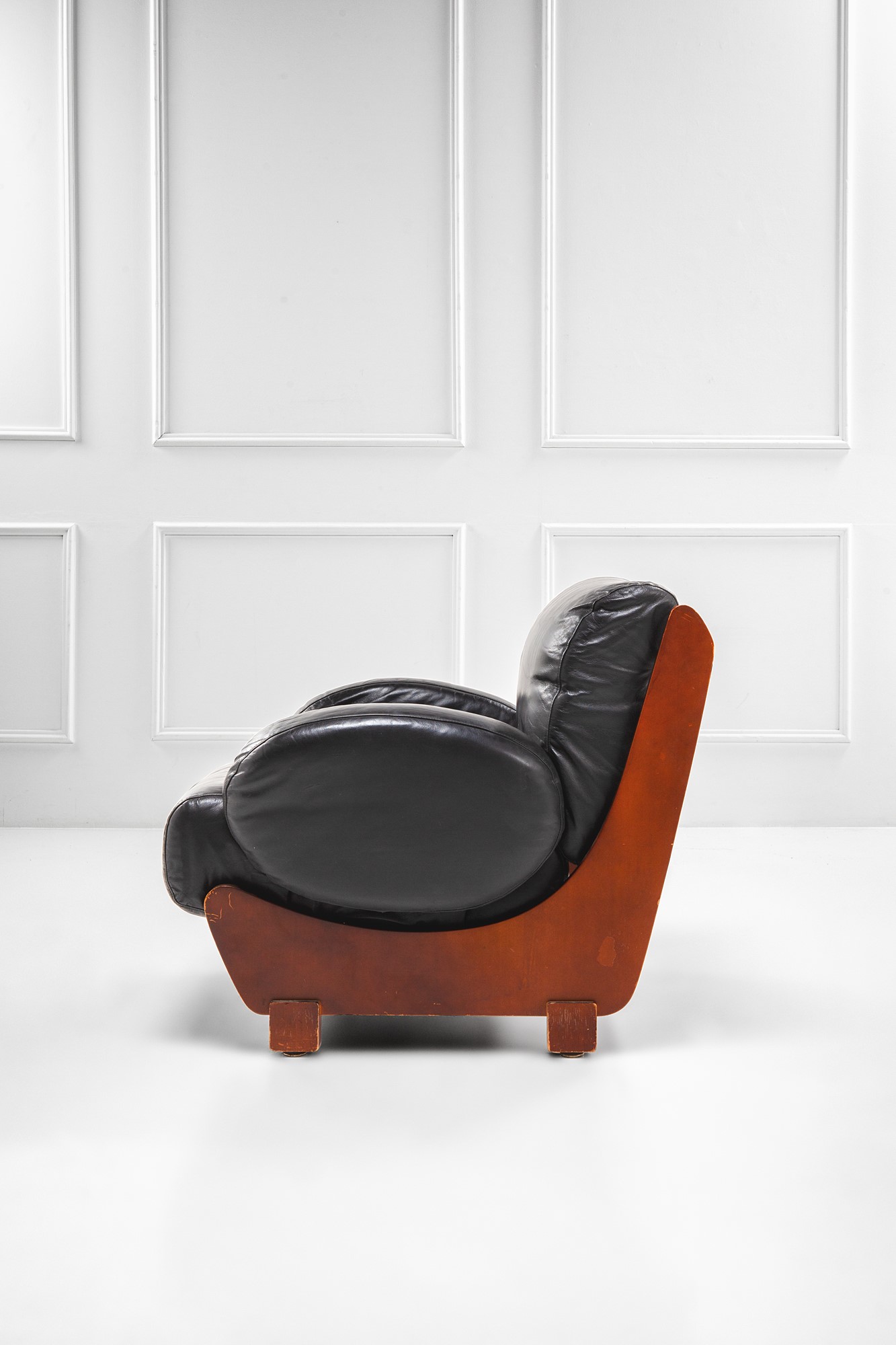 Salotto composto da un divano e due poltrone