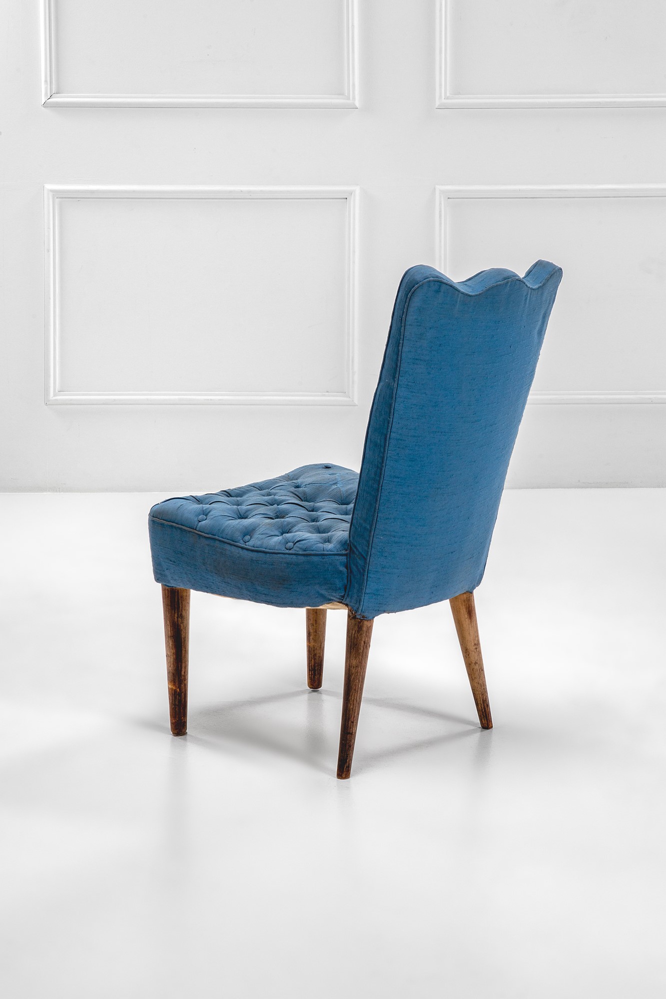 Due sedie con schienale sagomato