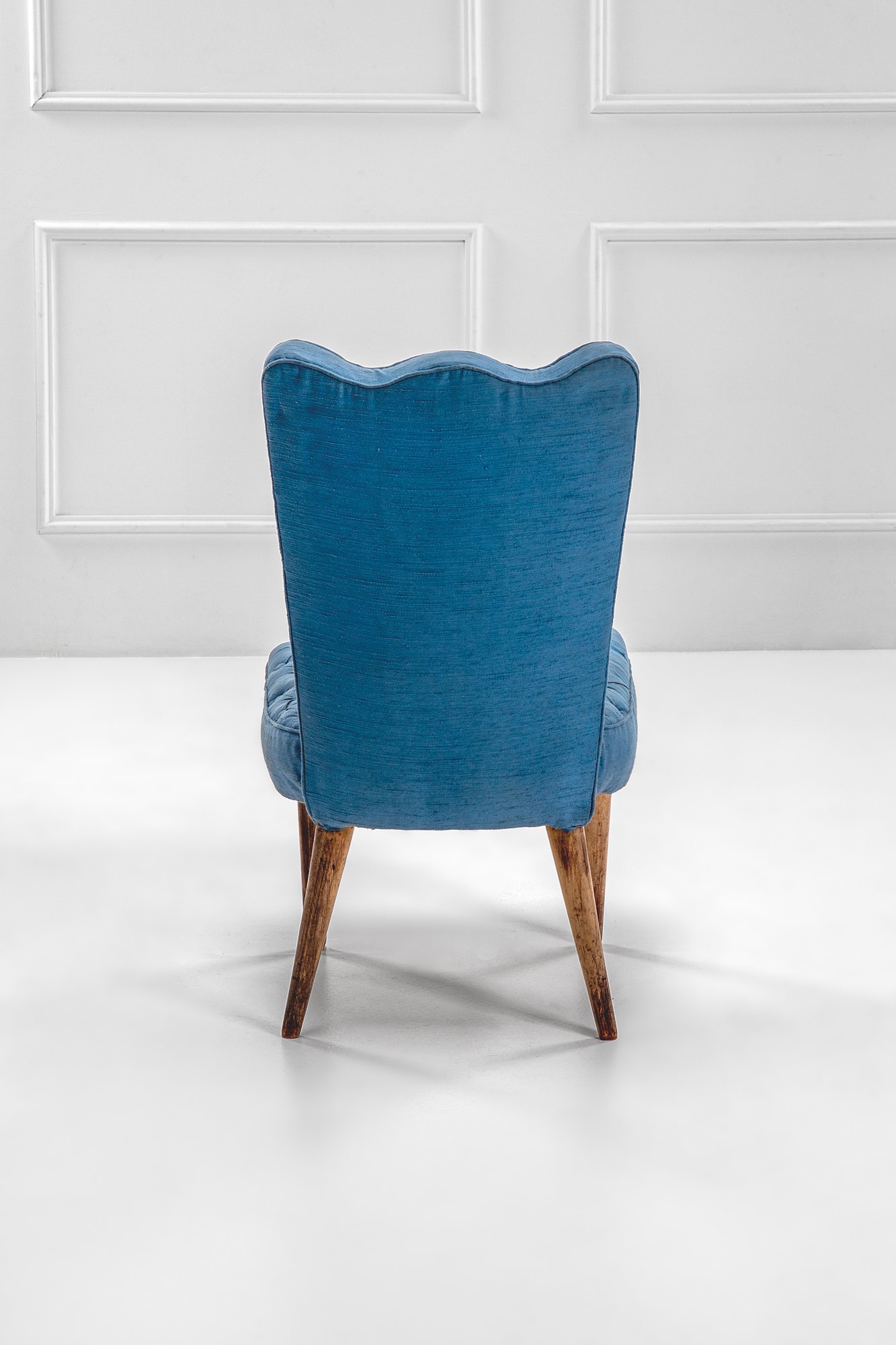 Due sedie con schienale sagomato