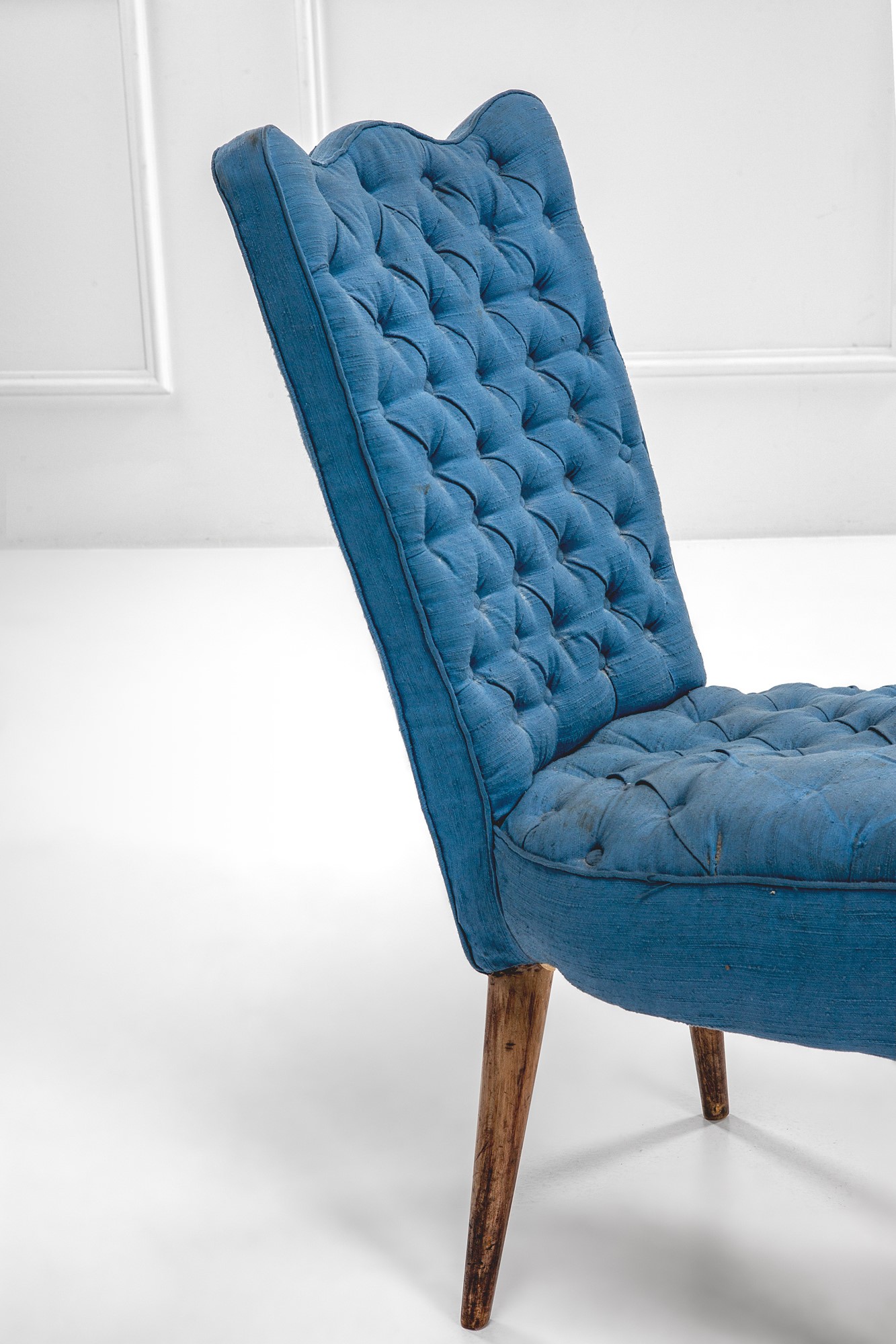 Due sedie con schienale sagomato