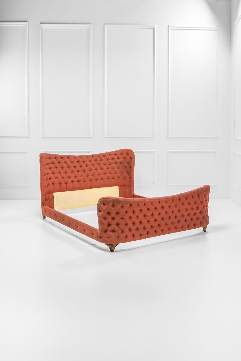 Letto a due piazze con schienale curvo