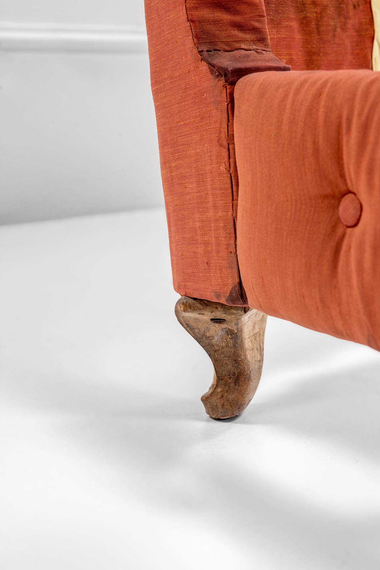 Letto a due piazze con schienale curvo