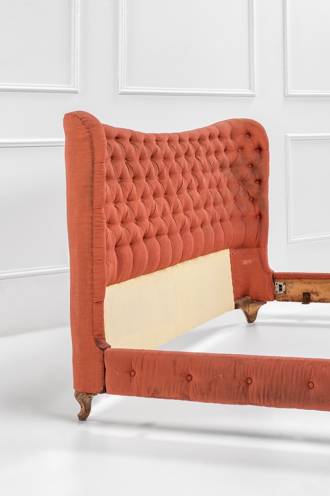 Letto a due piazze con schienale curvo