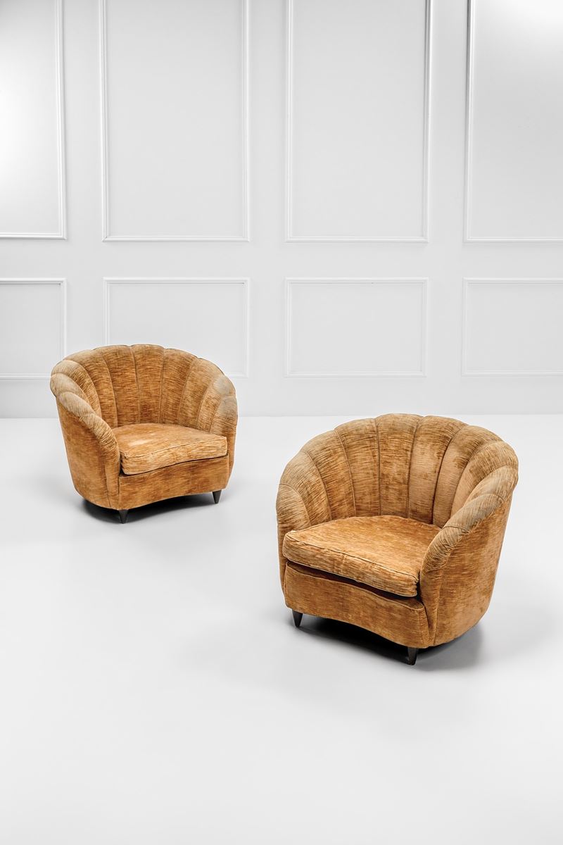 Due poltrone a conchiglia