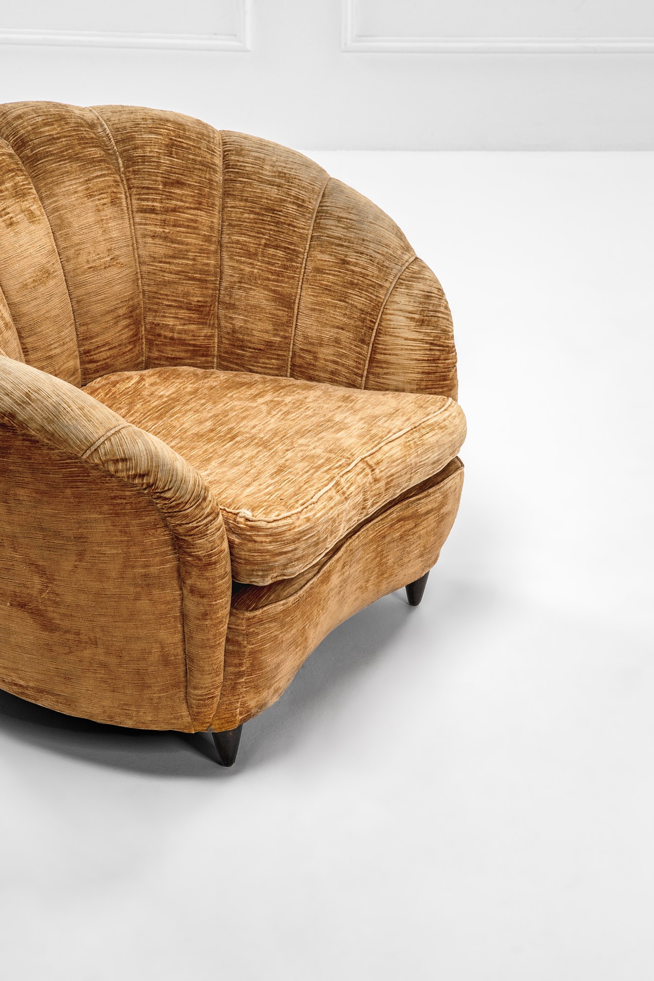 Due poltrone a conchiglia