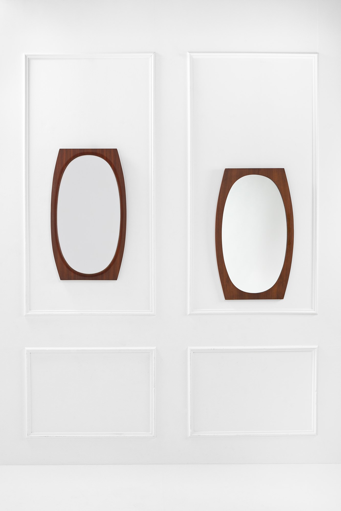 Due specchi da parete sagomati