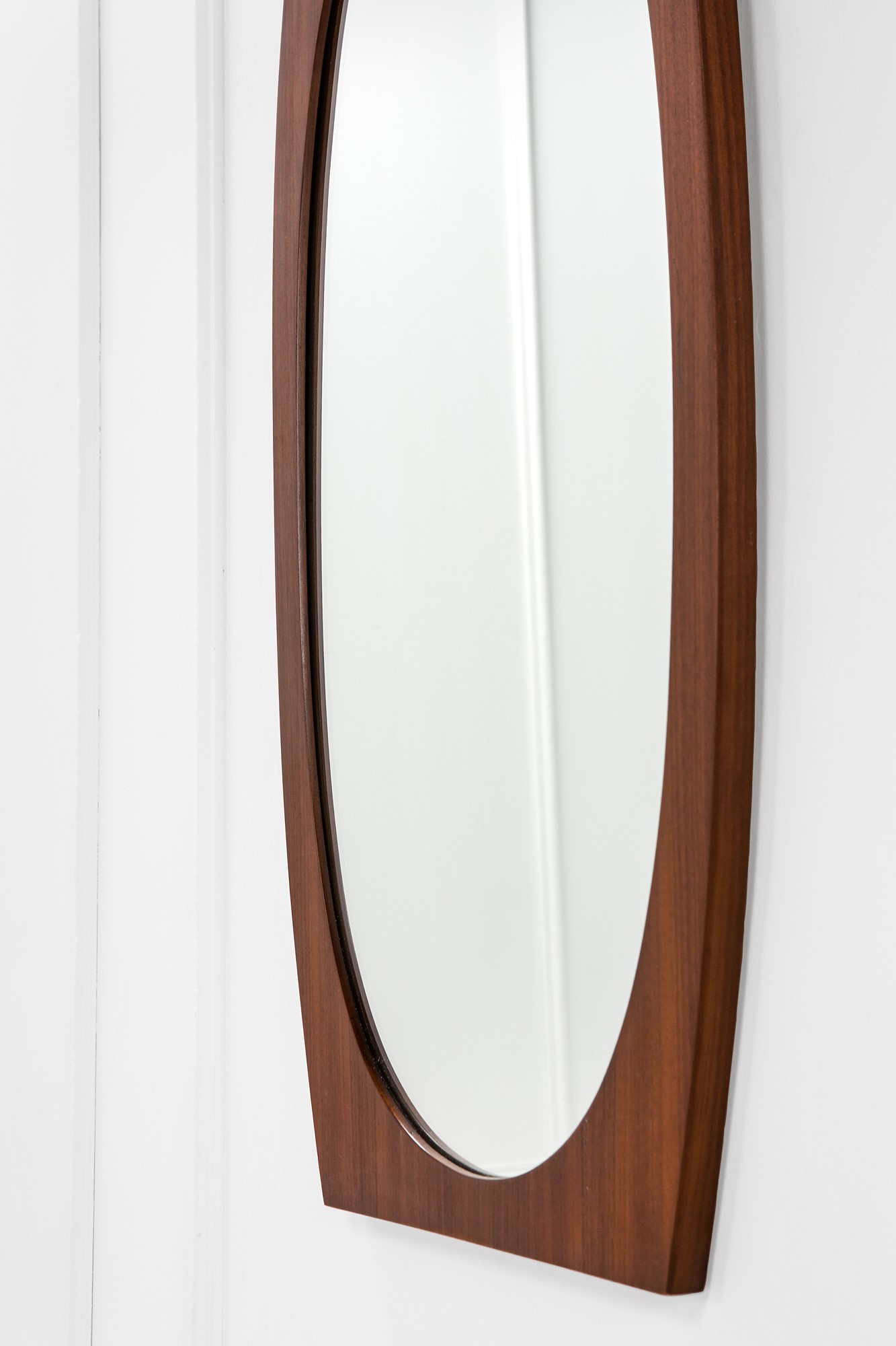 Due specchi da parete sagomati