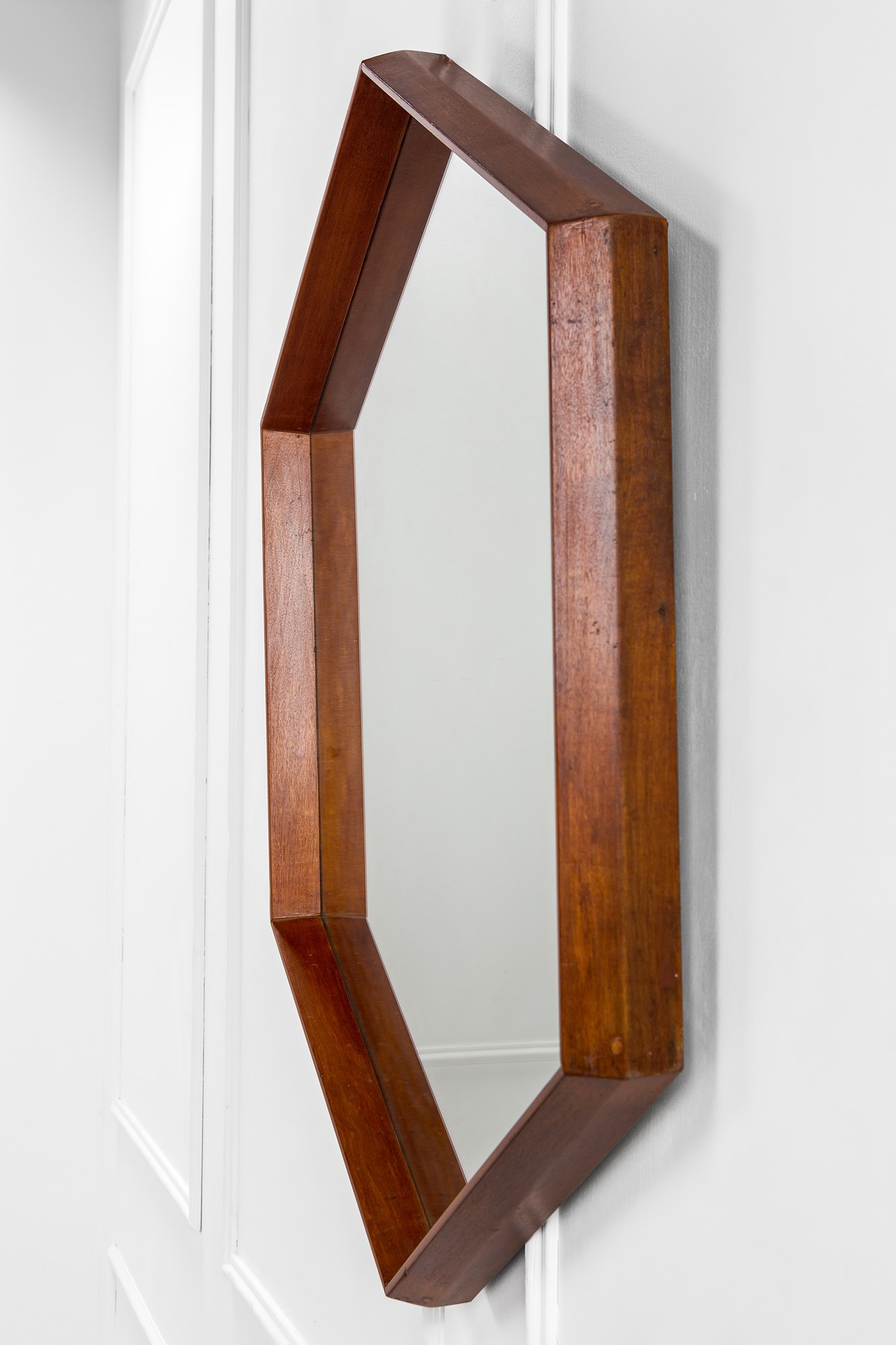 Specchio da parete di forma esagonale