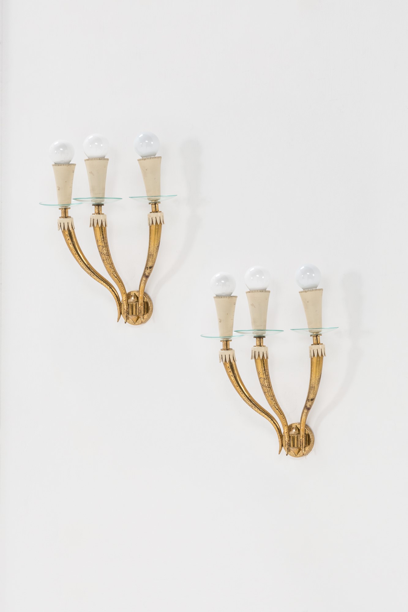 Due lampade da parete a tre luci