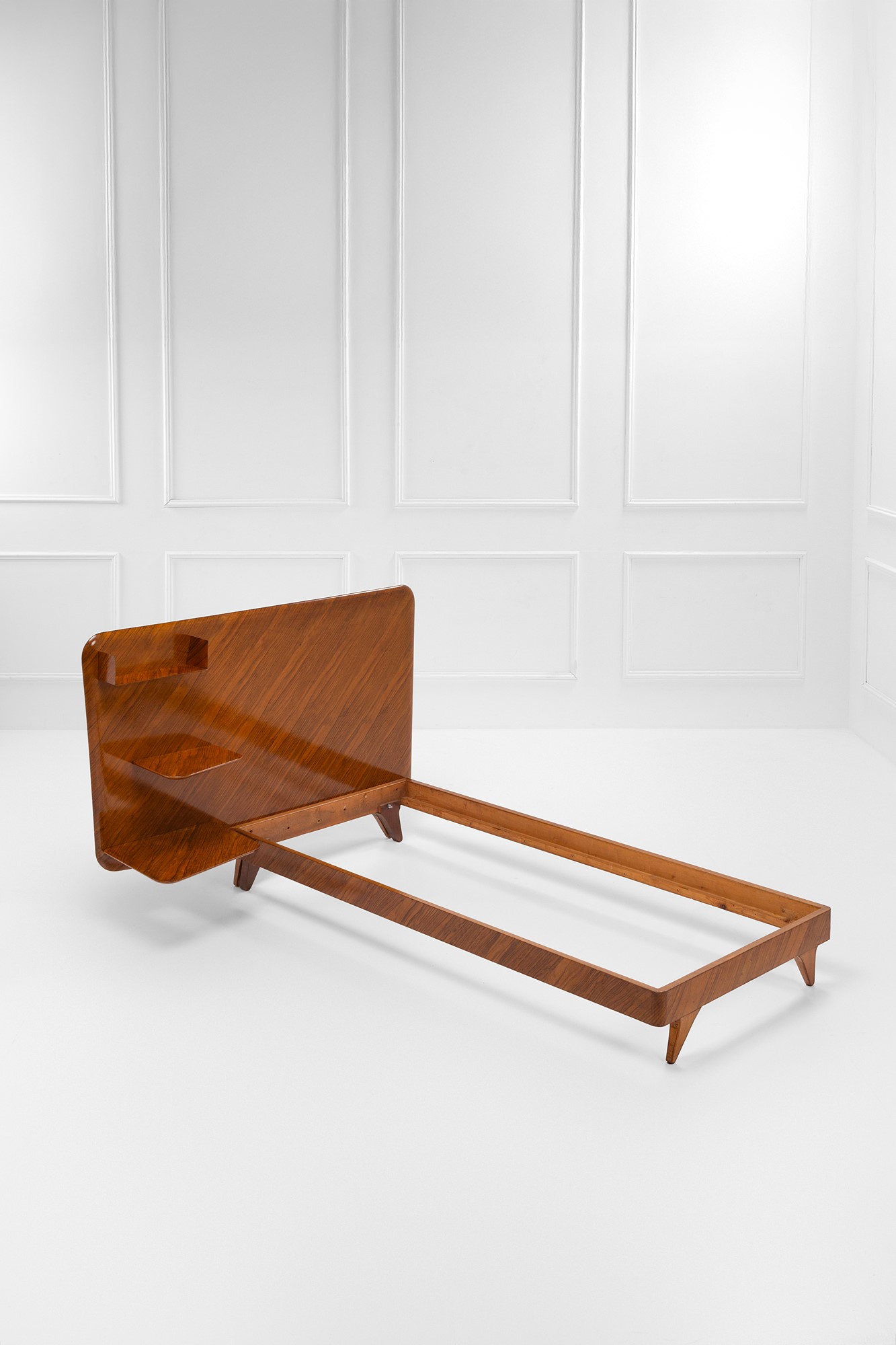 Letto ad una piazza con parete attrezzata