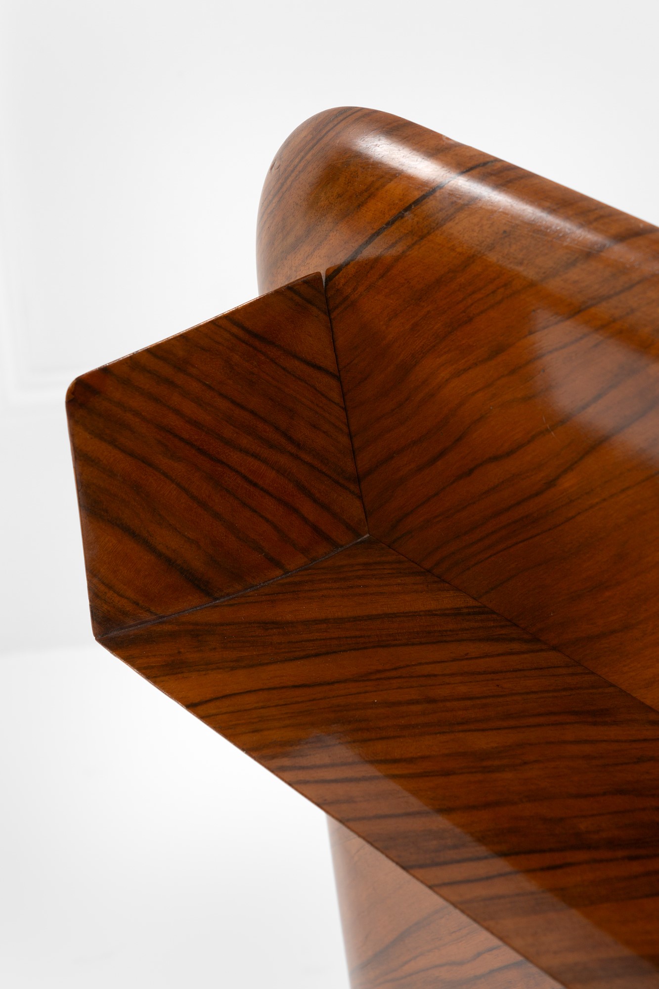 Letto ad una piazza con parete attrezzata