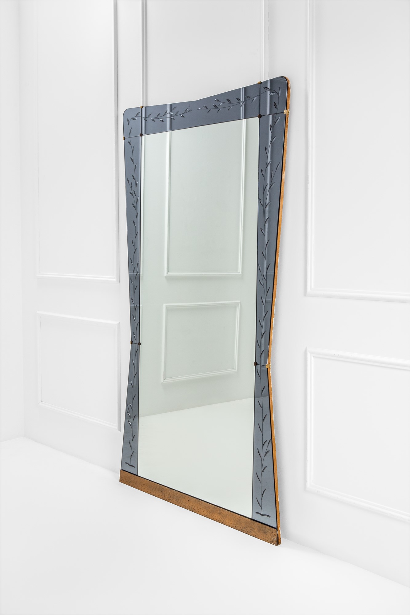 Grande specchiera fondo sala