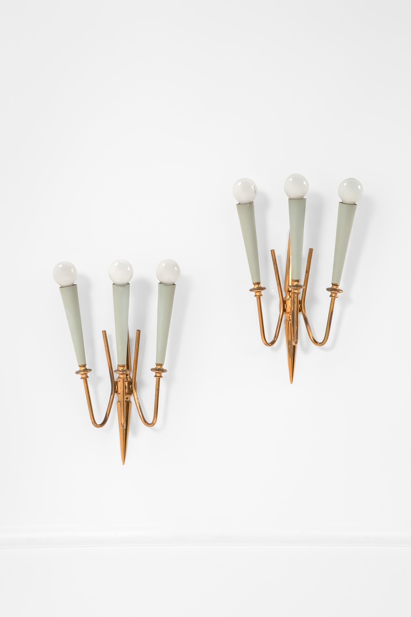 Due lampade da parete a tre luci