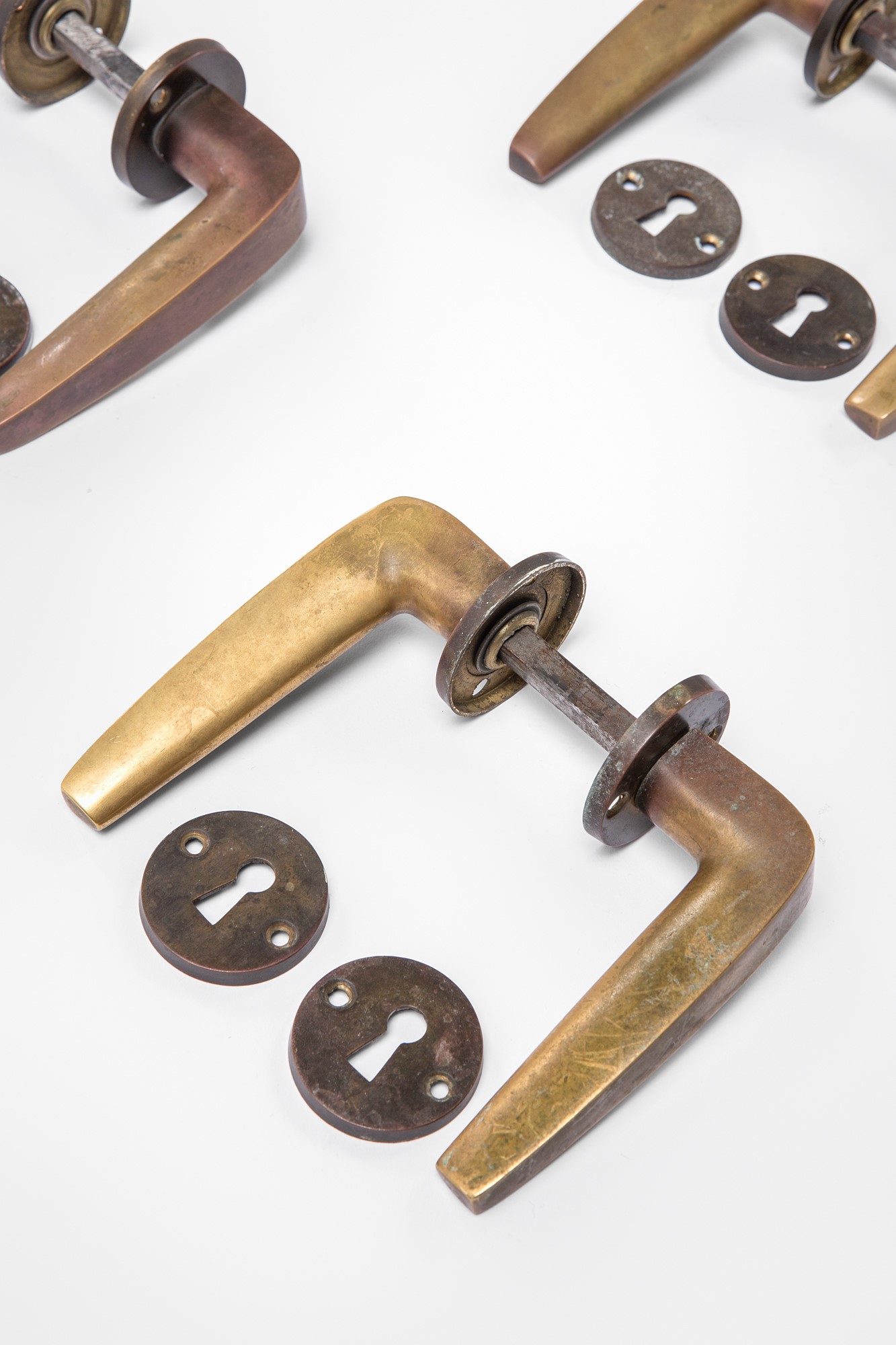 Nove coppie di maniglie con bocchette