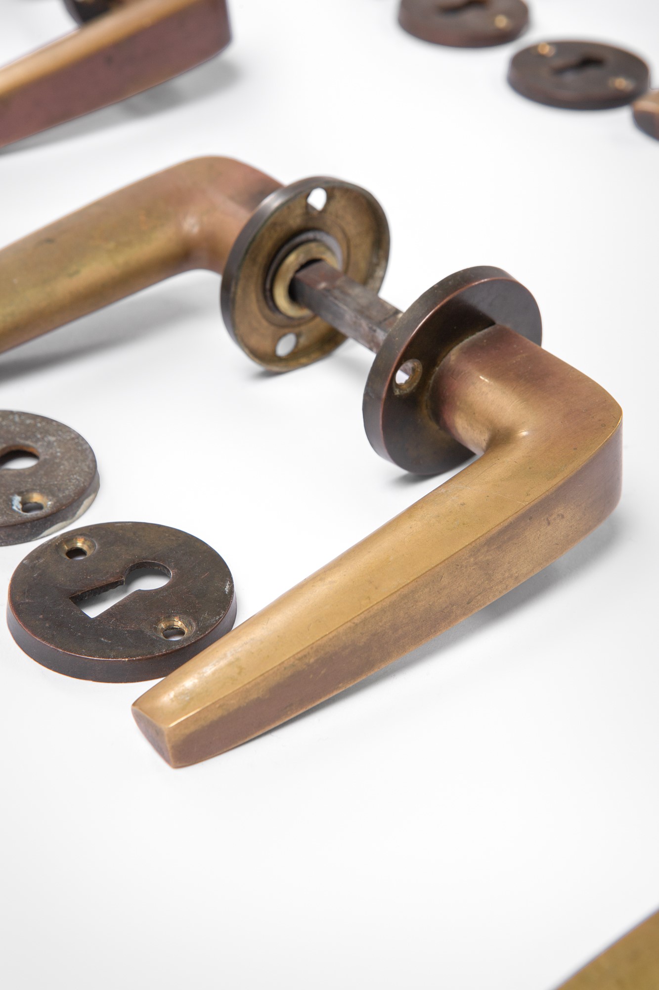 Nove coppie di maniglie con bocchette