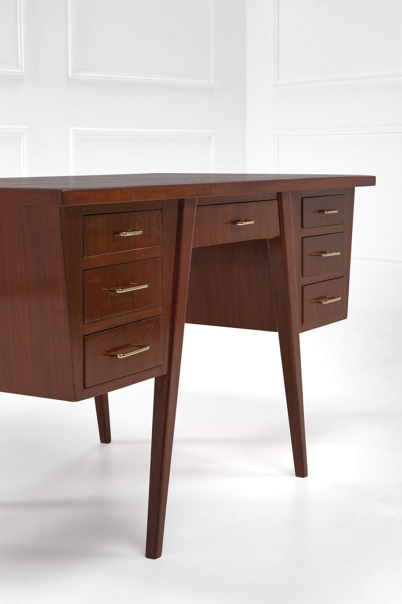 Scrivania con cassetti