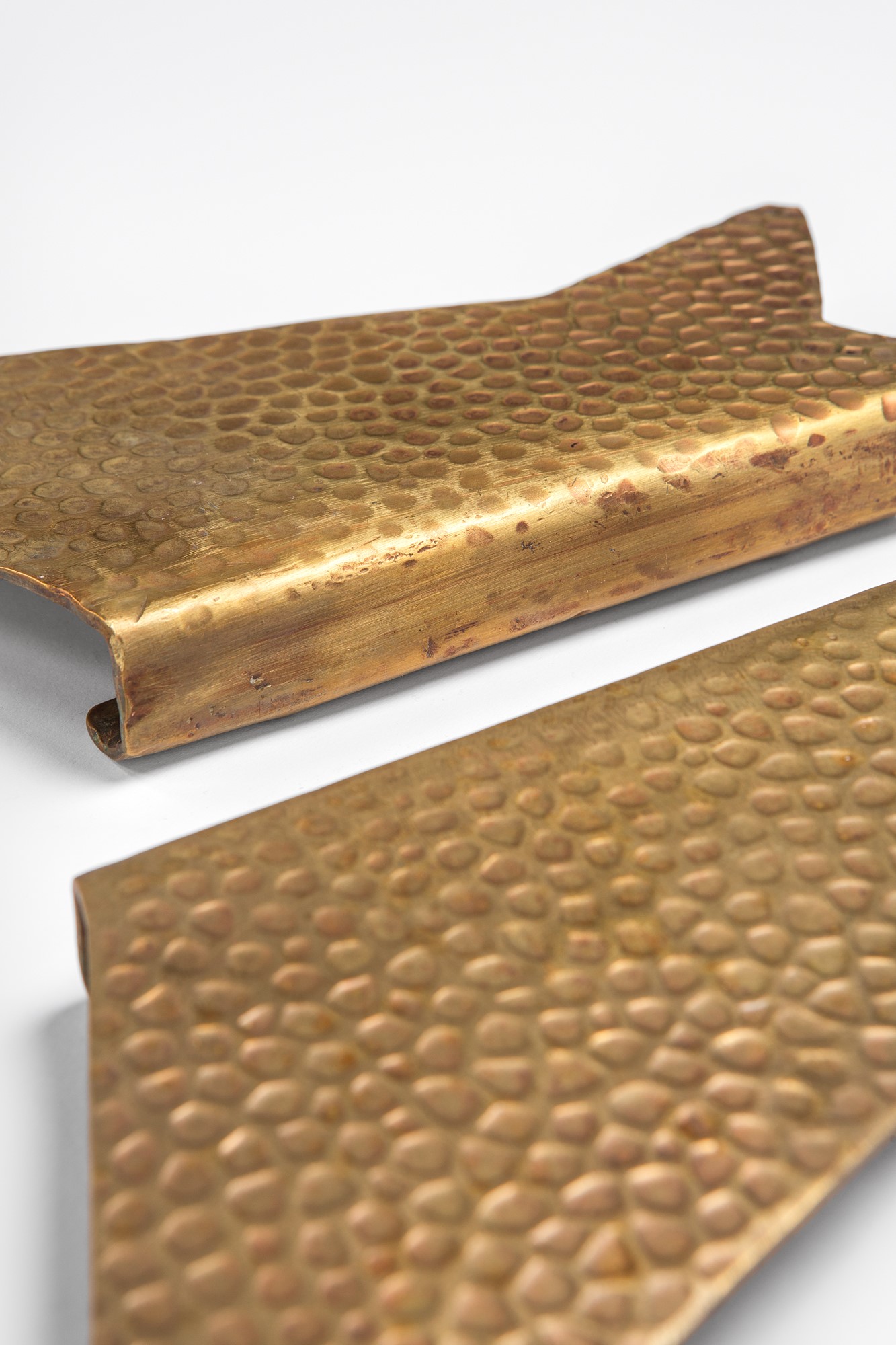 Coppia di maniglie dal disegno informale