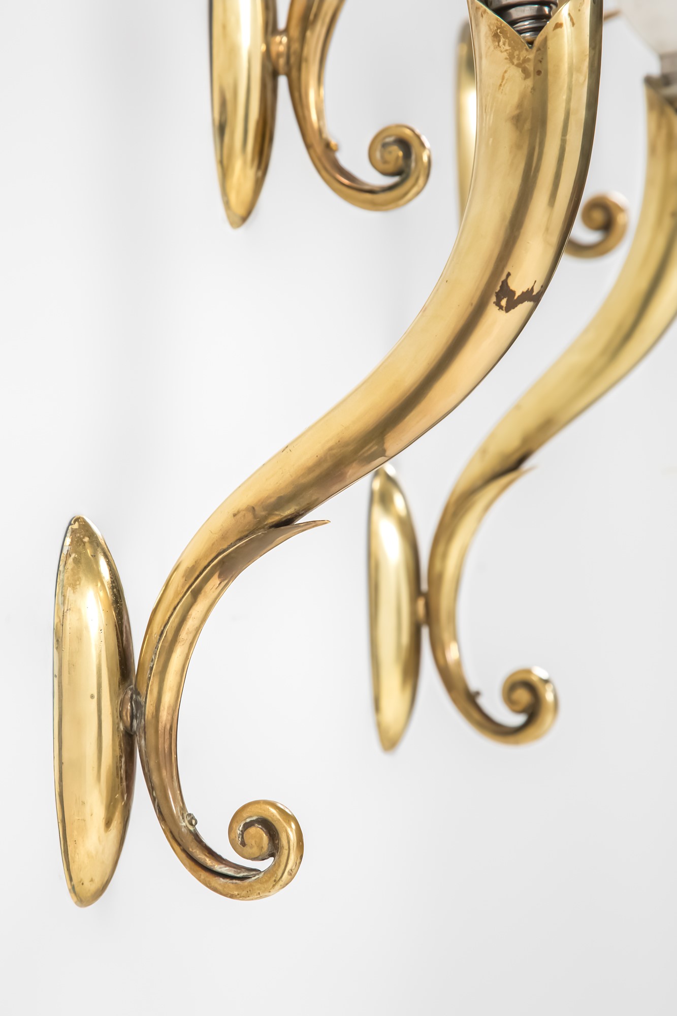 Quattro lampade da parete a cornucopia