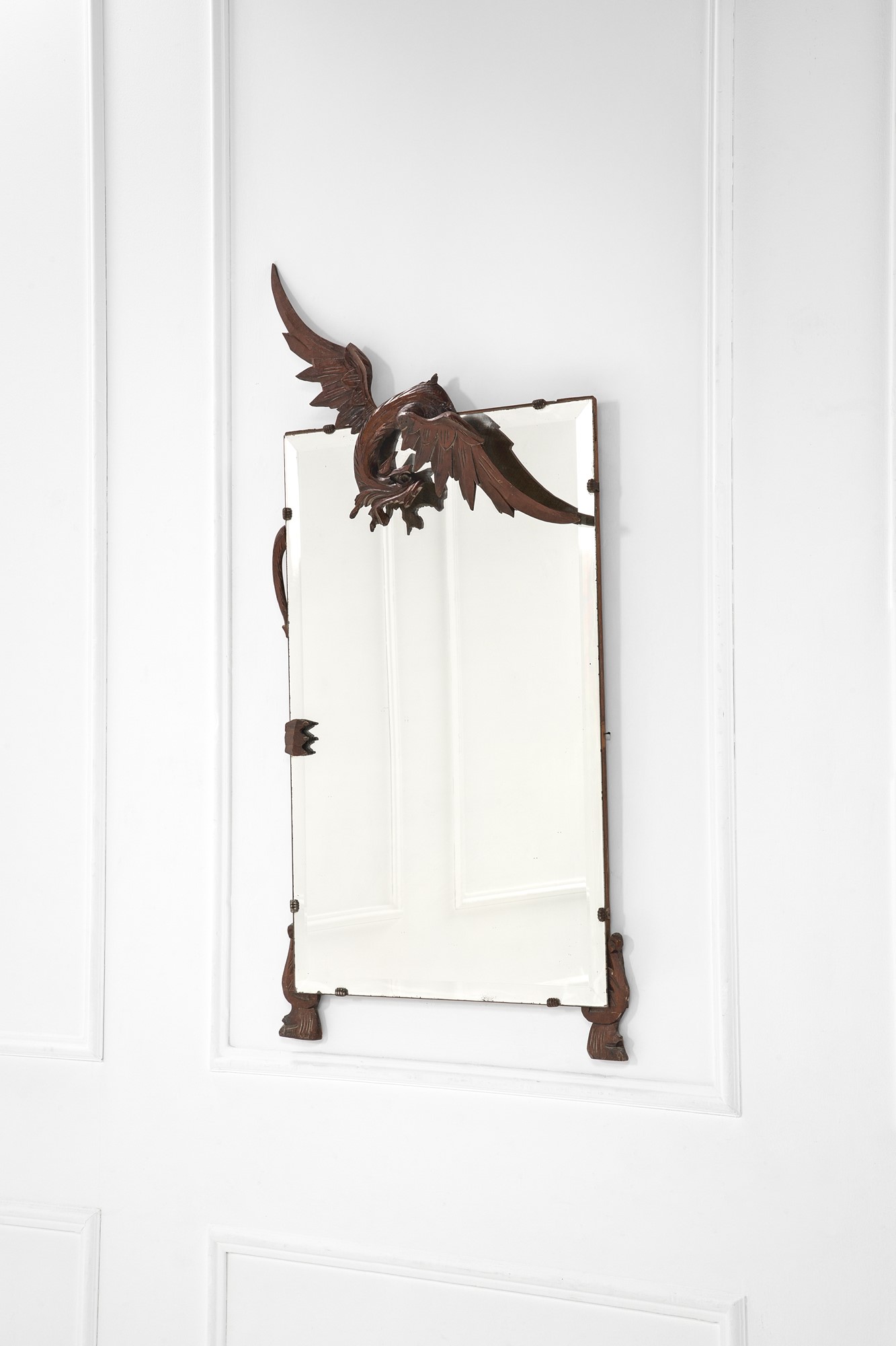 Specchio con scultura di drago