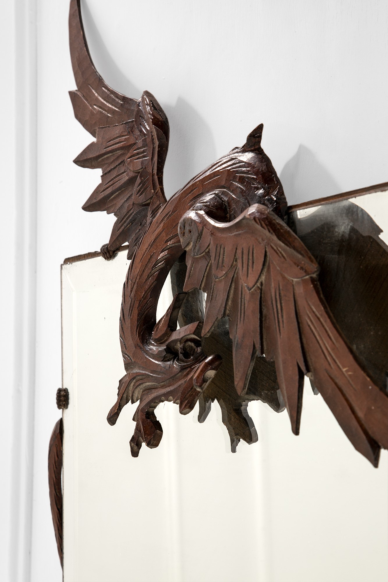 Specchio con scultura di drago