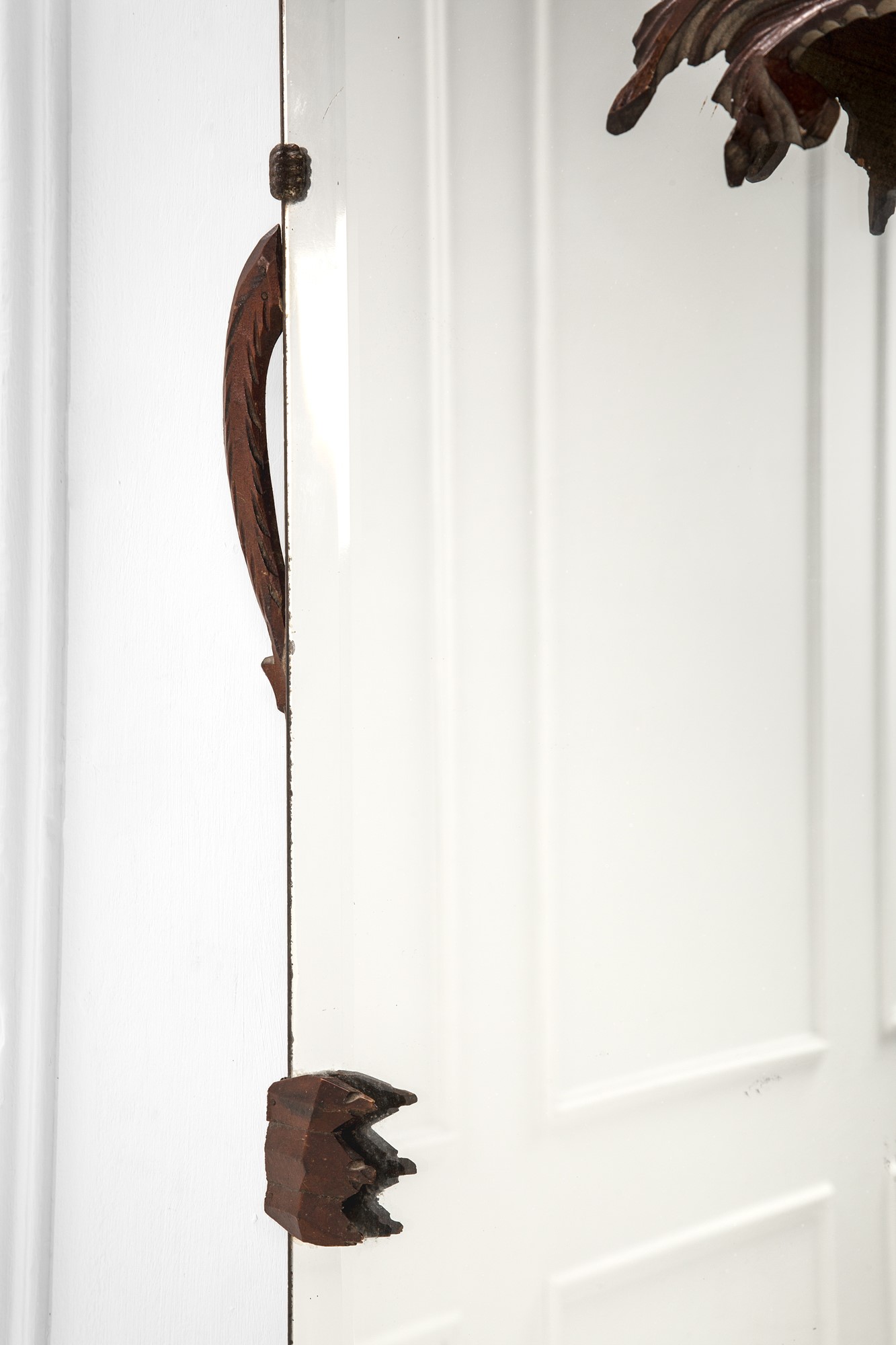 Specchio con scultura di drago