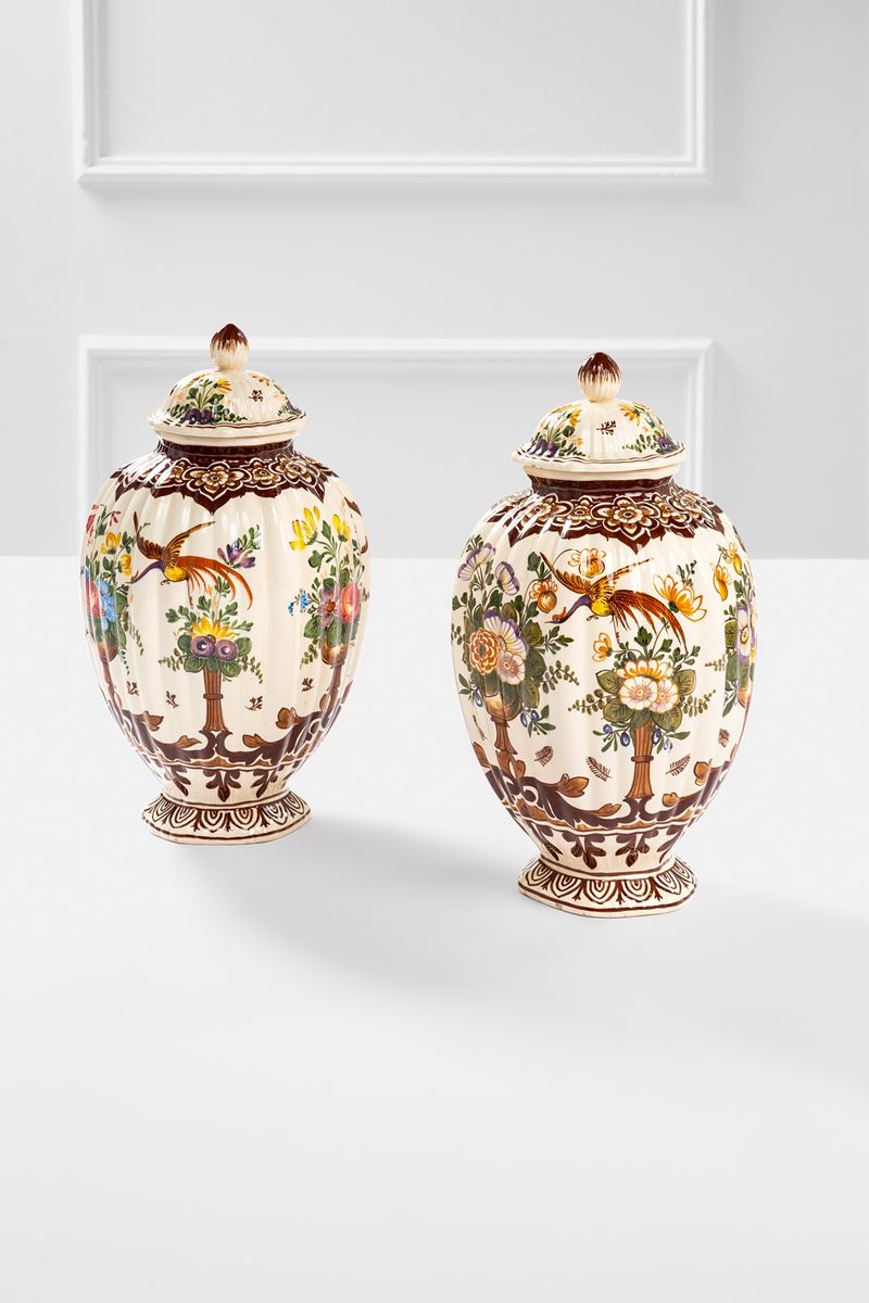 Due vasi con coperchio