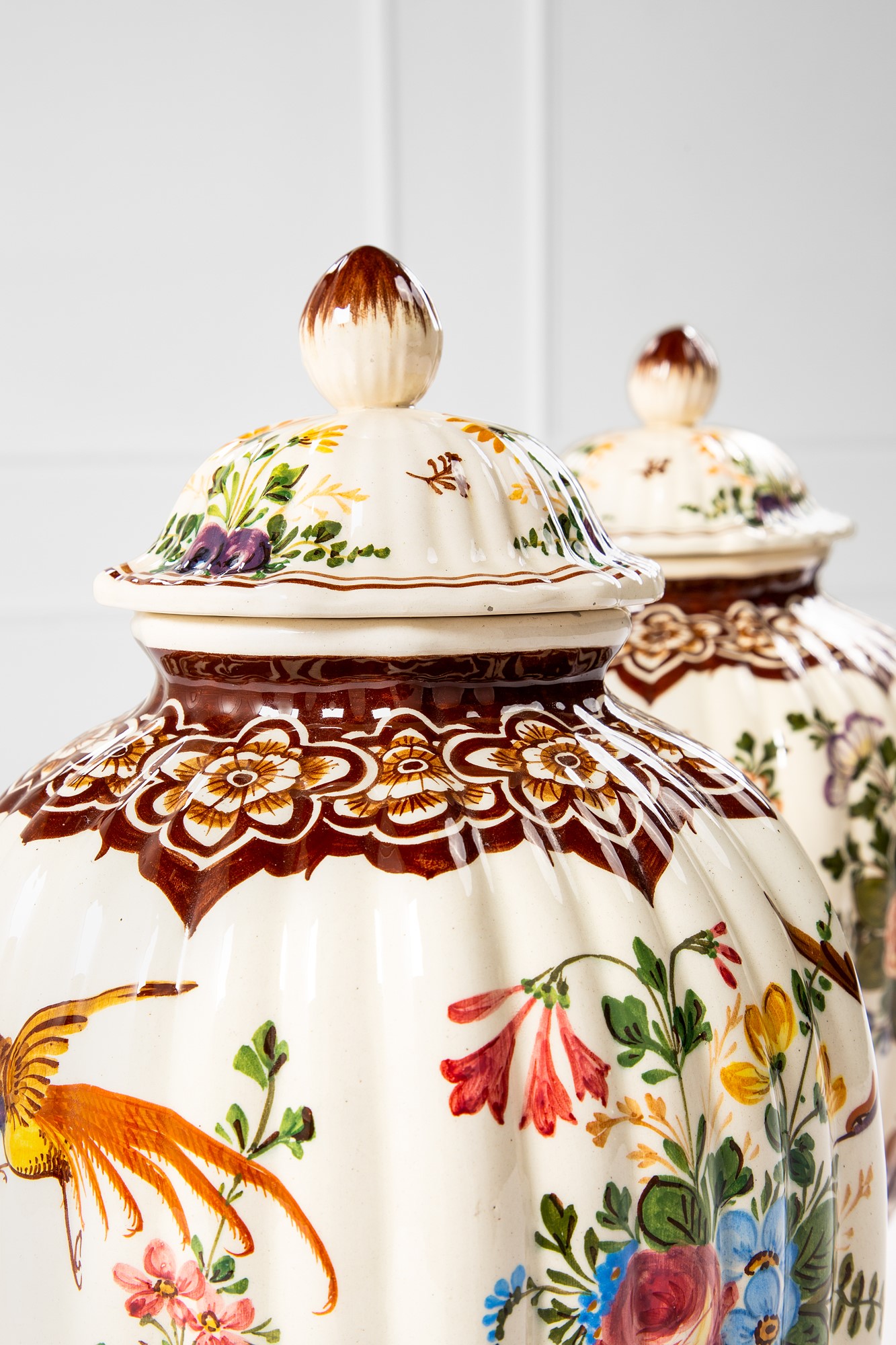 Due vasi con coperchio