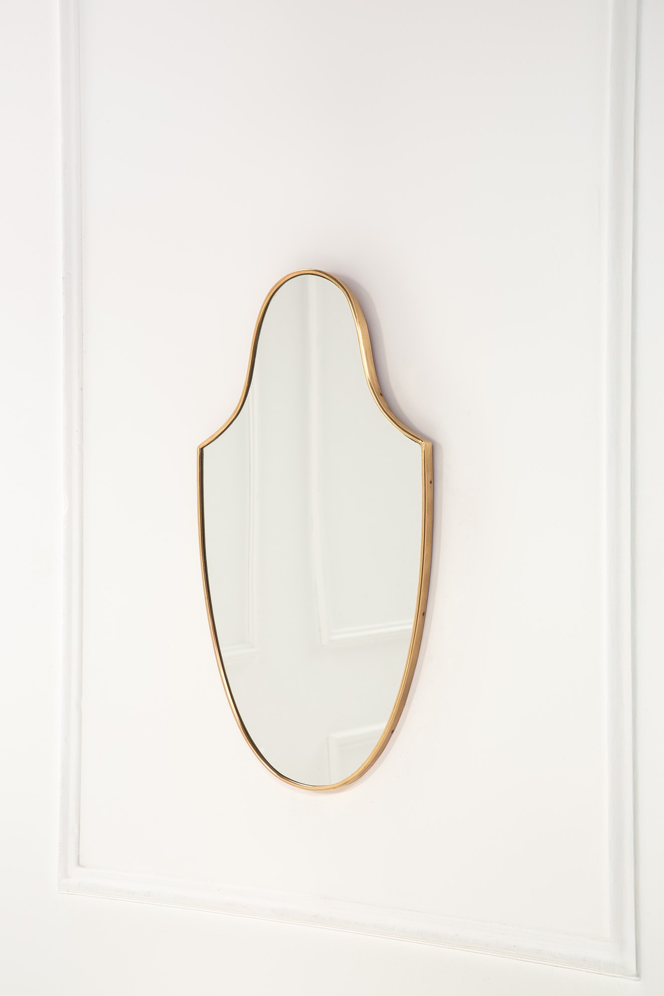 Specchio da parete a scudo