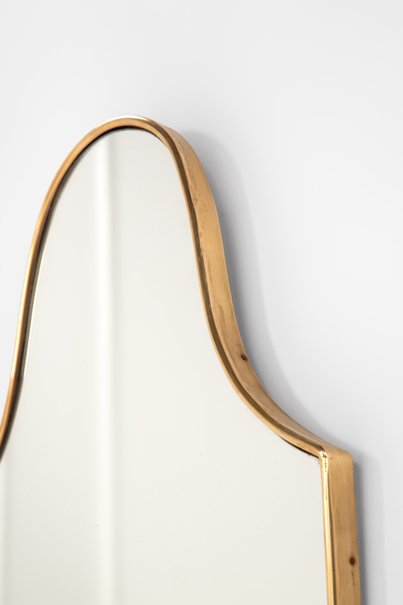 Specchio da parete a scudo