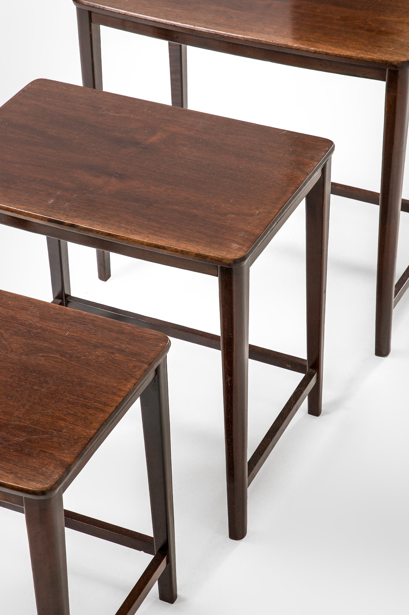 Tre tavolini a cicogna