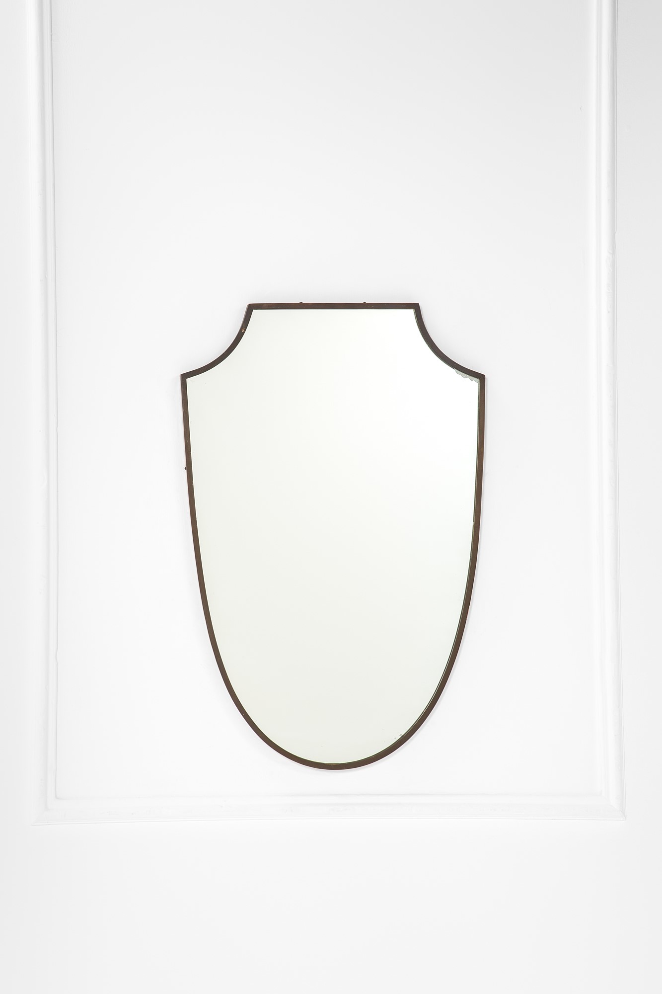 Specchio da parete a scudo