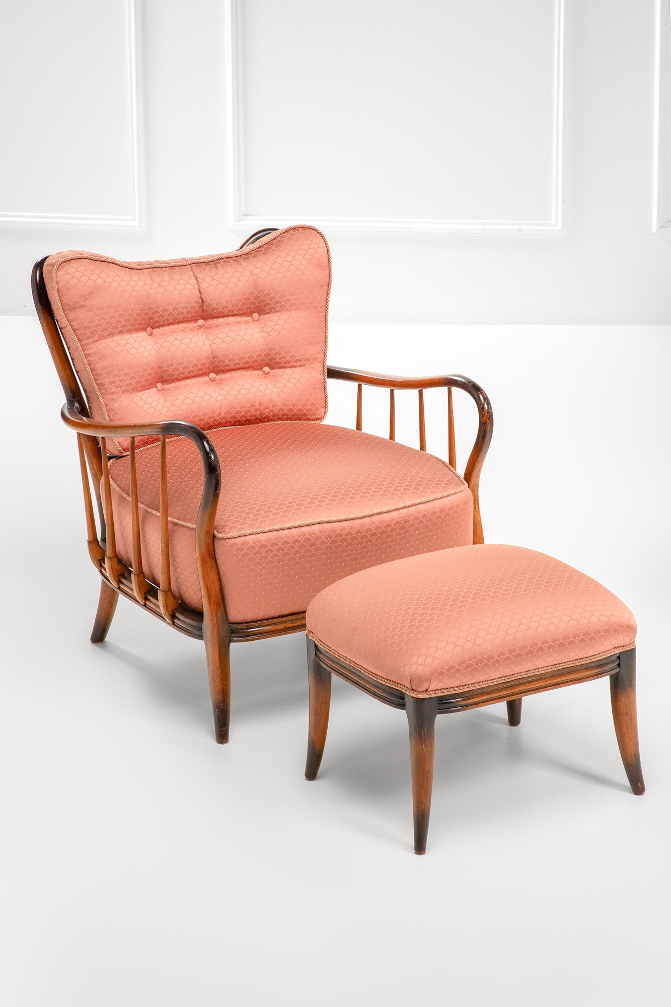 Due poltrone con paggiapiedi