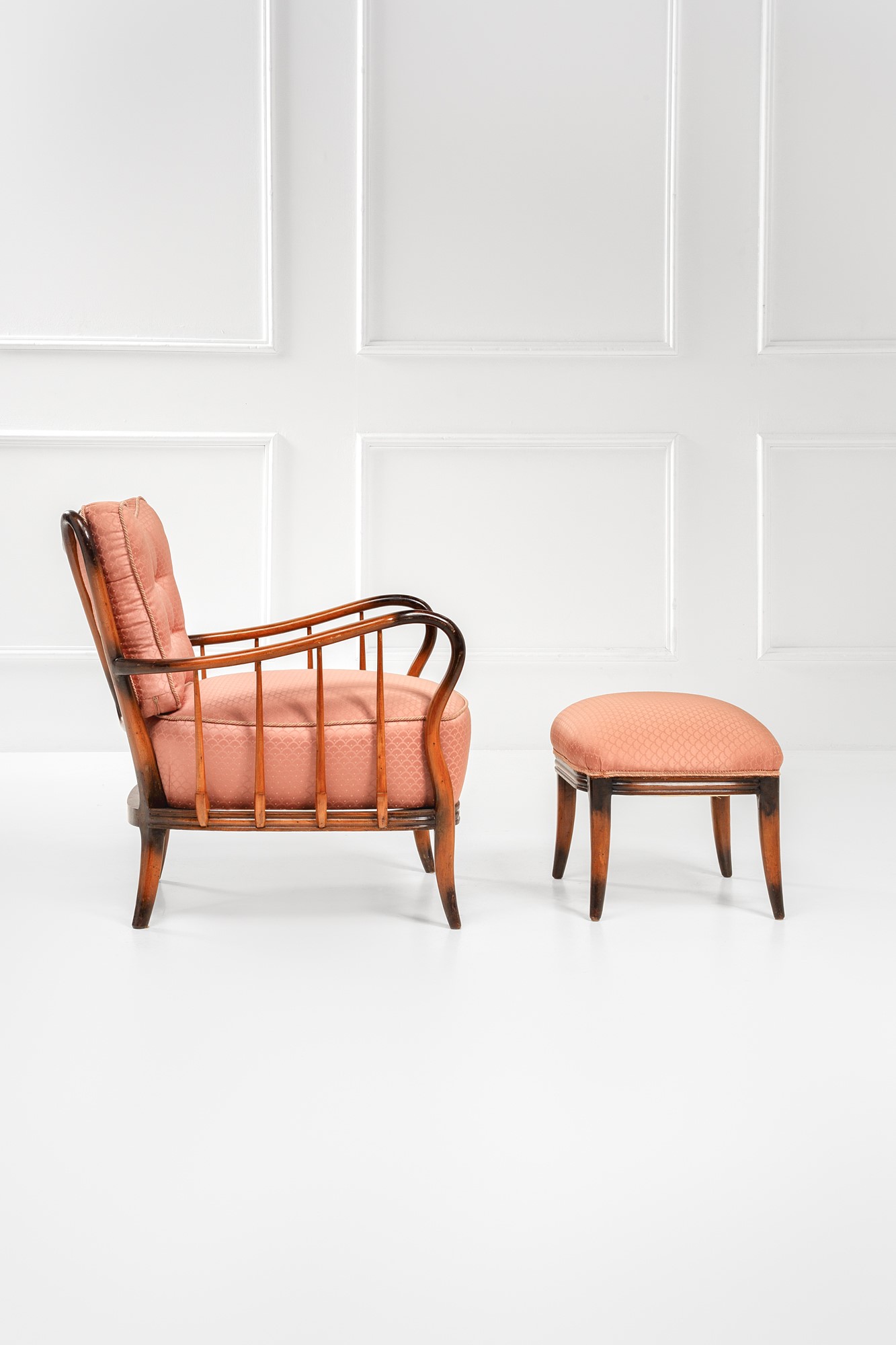 Due poltrone con paggiapiedi