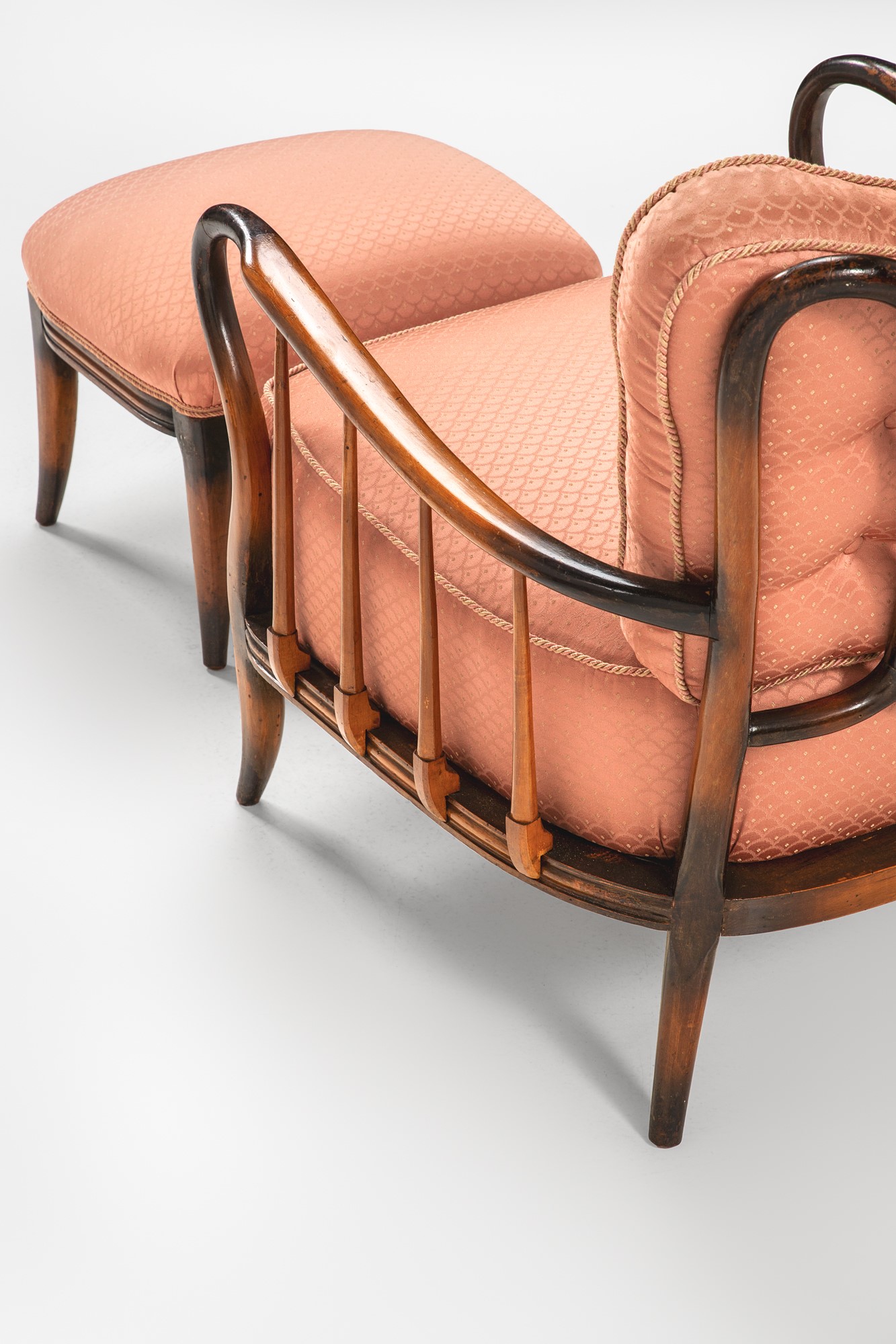 Due poltrone con paggiapiedi