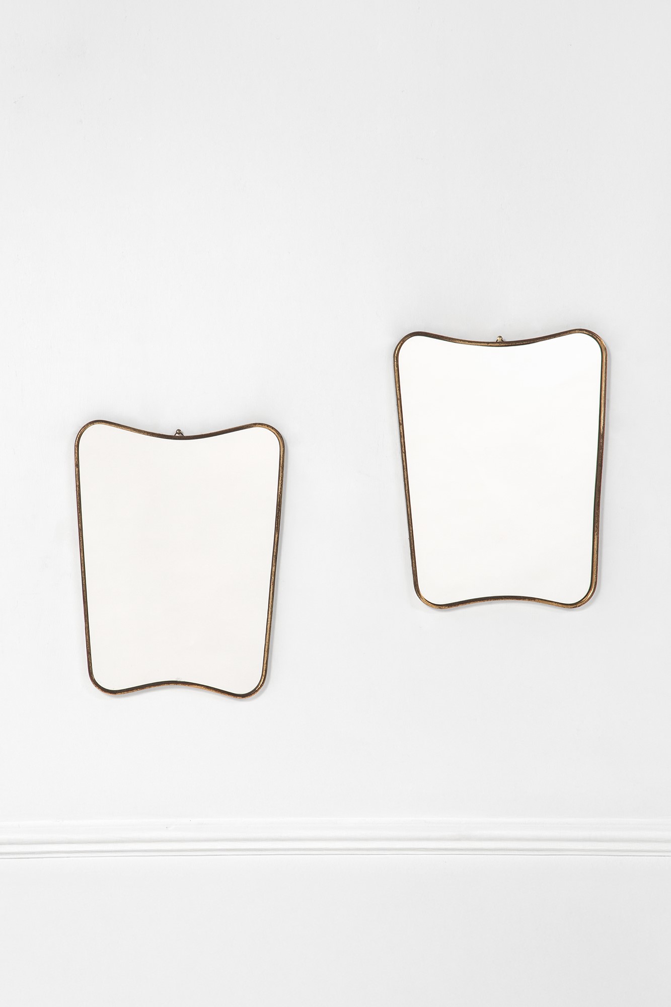 Due specchi da parete sagomati