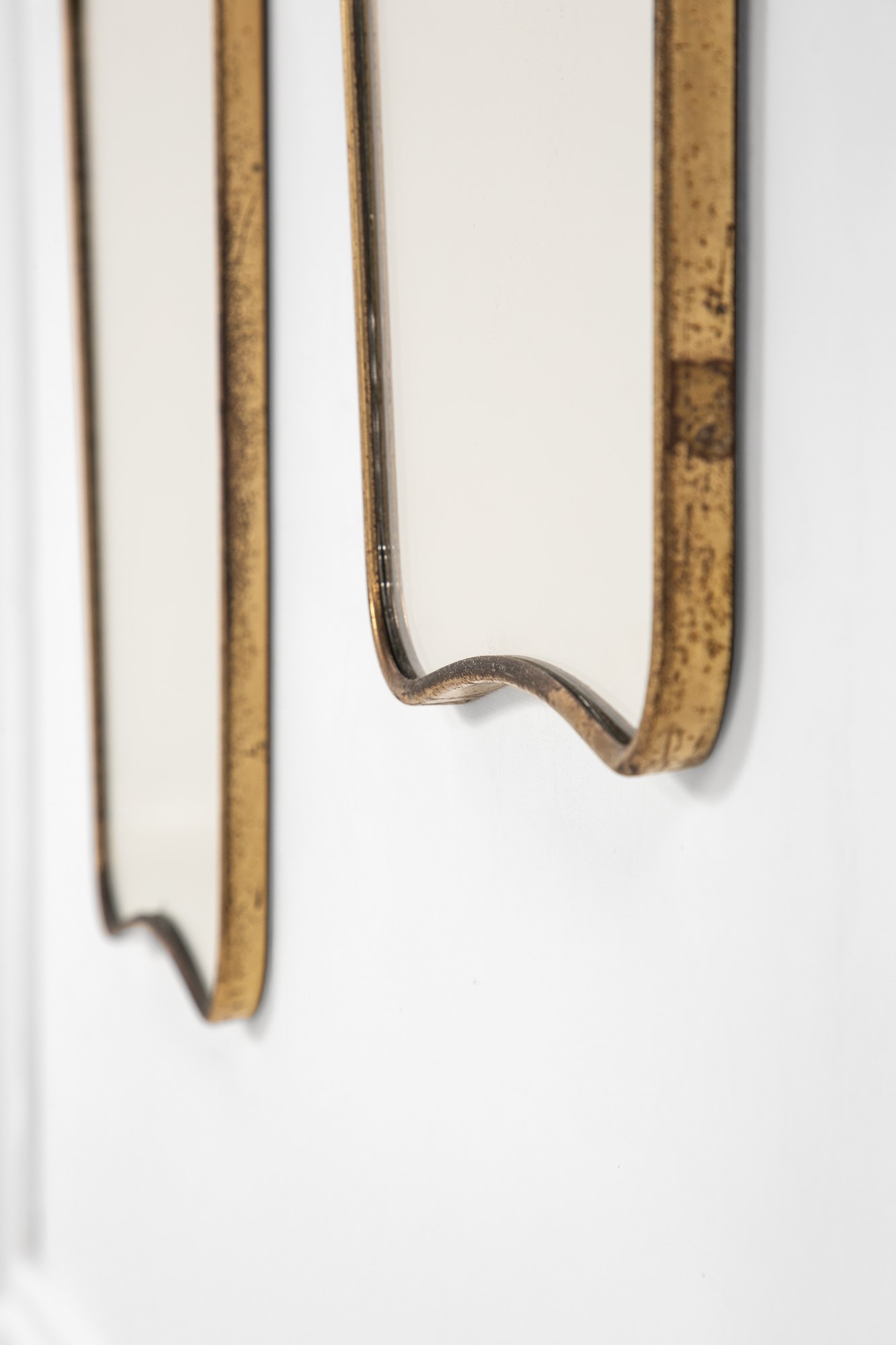 Due specchi da parete sagomati