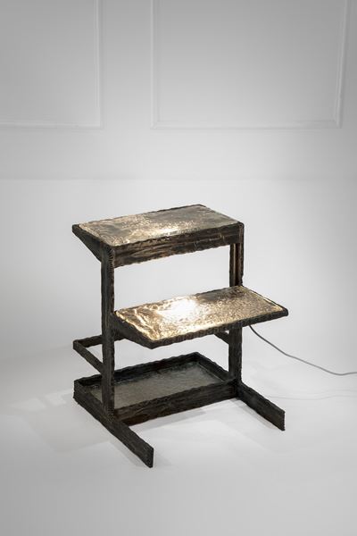 Espositore Brutalista con Illuminazione Integrata