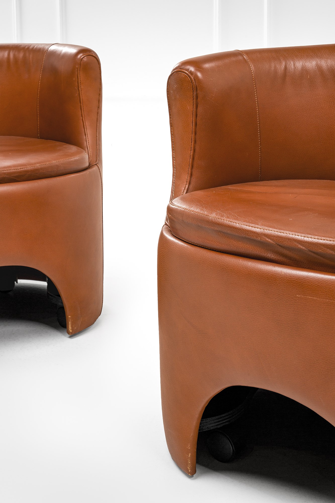 Due poltrone mod. P22 Studio